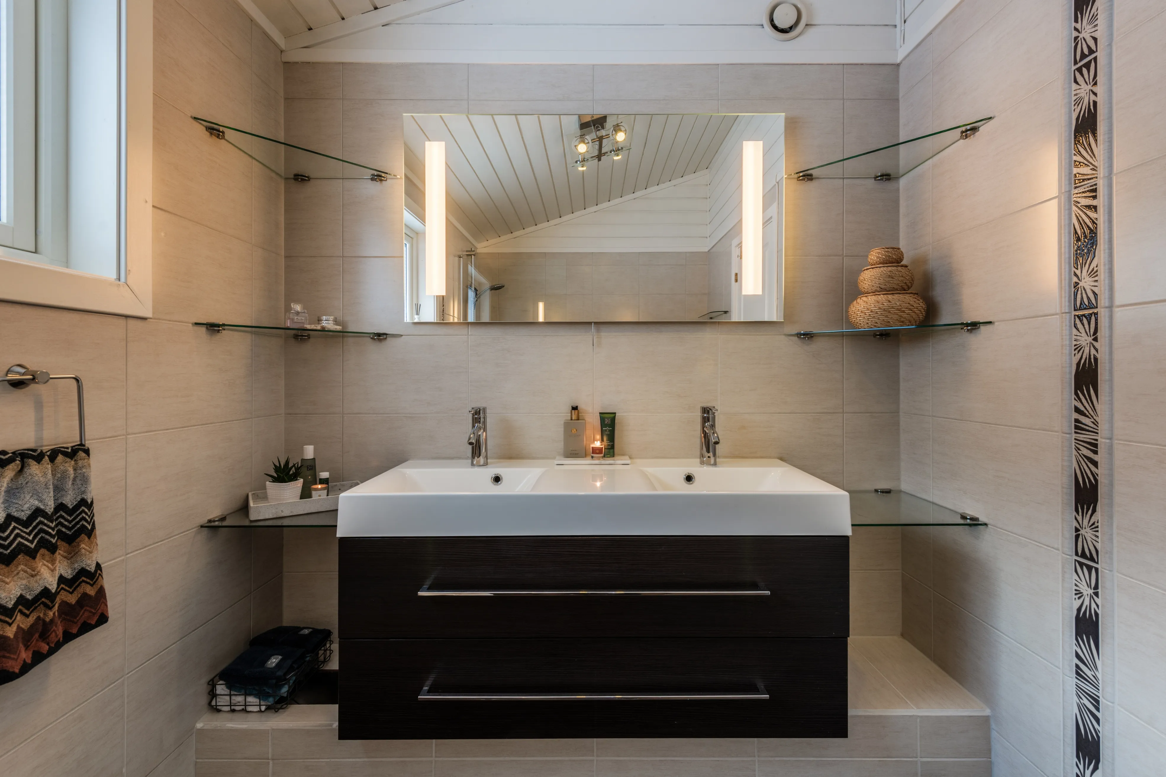 Romslig norsk hus fra 1980-tallet med terrasse og parkeringsplass i Hol - Vis bilde 24 av 50