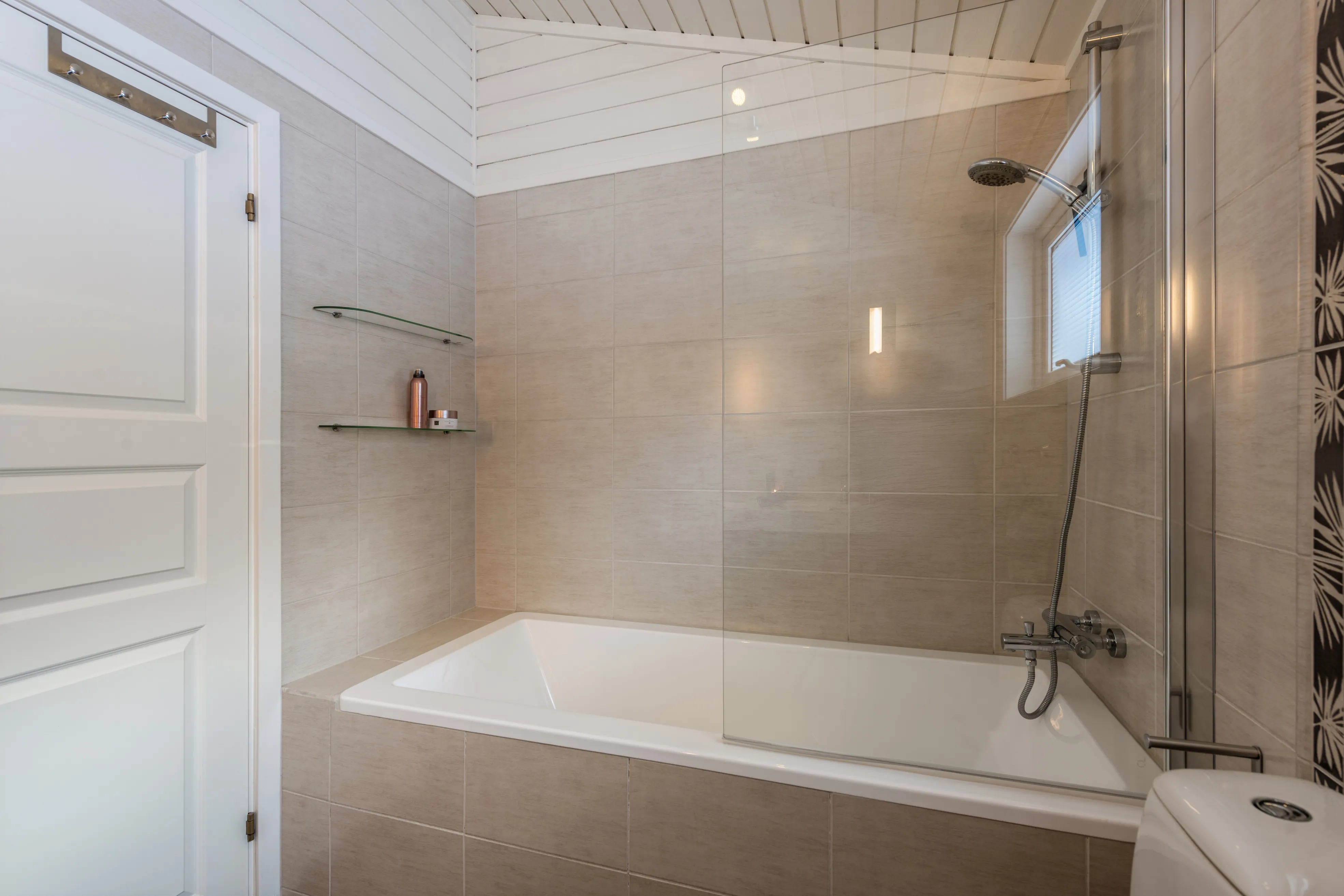 Romslig norsk hus fra 1980-tallet med terrasse og parkeringsplass i Hol - Vis bilde 25 av 50