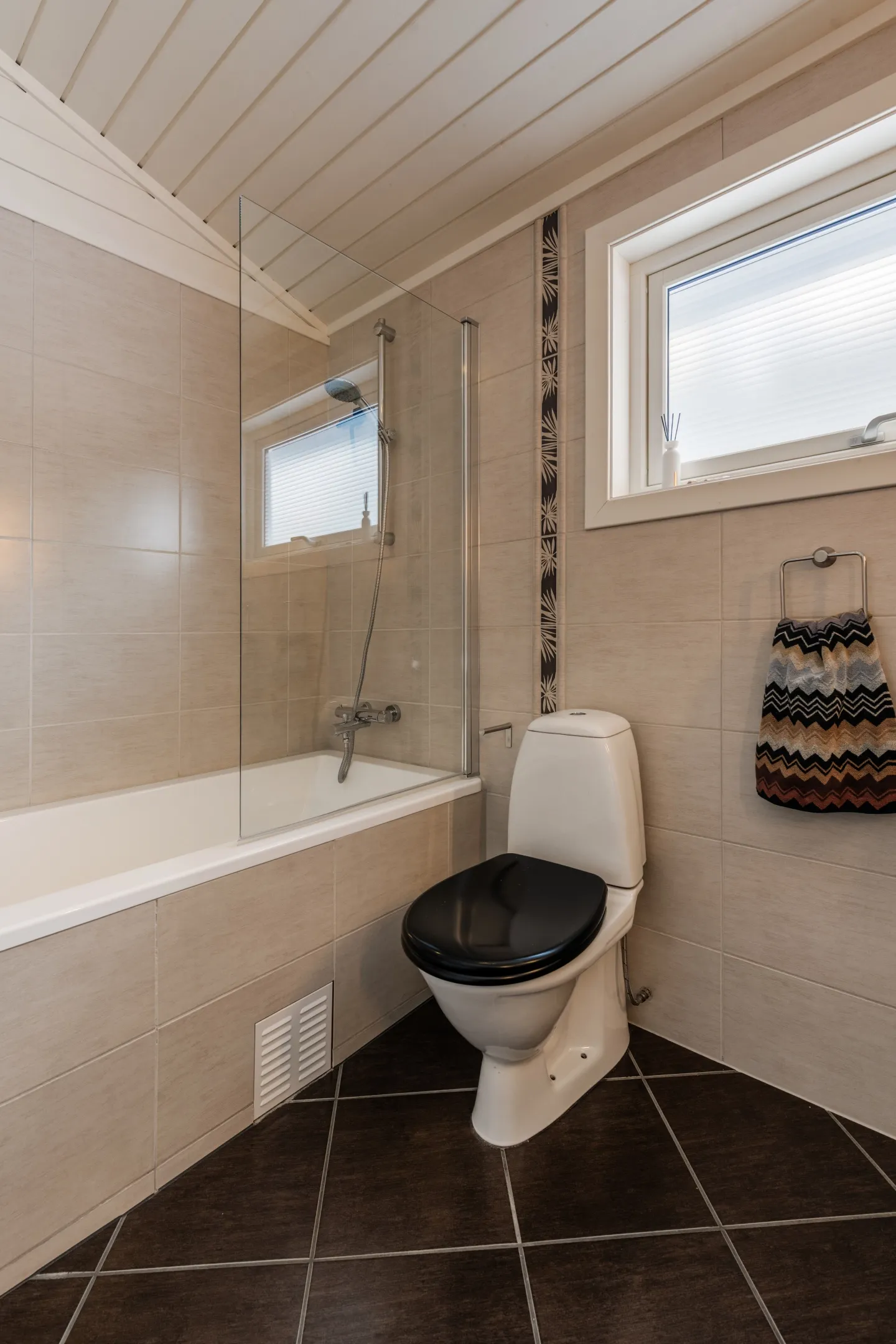 Romslig norsk hus fra 1980-tallet med terrasse og parkeringsplass i Hol - Vis bilde 26 av 50