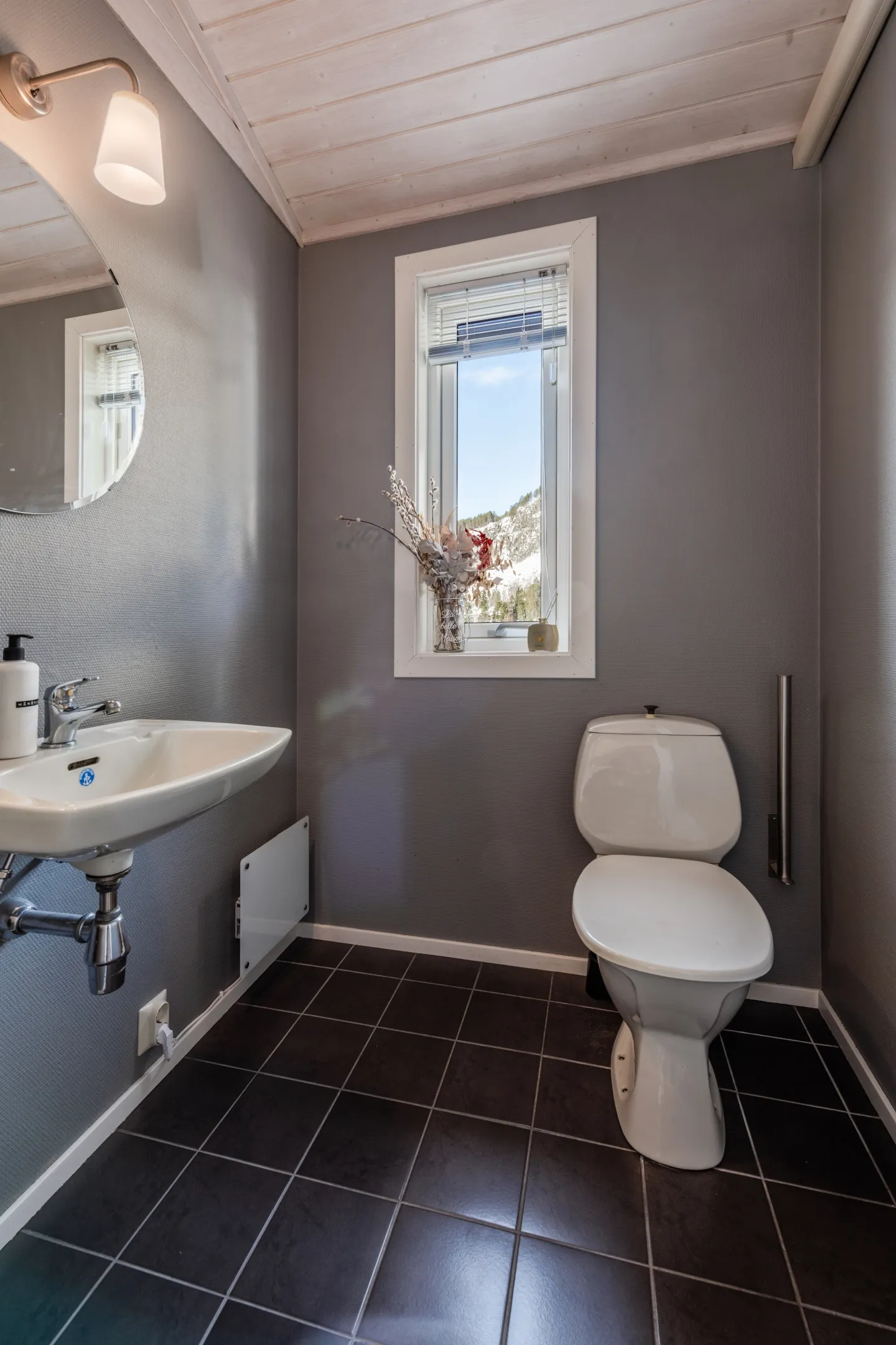 Romslig norsk hus fra 1980-tallet med terrasse og parkeringsplass i Hol - Vis bilde 27 av 50