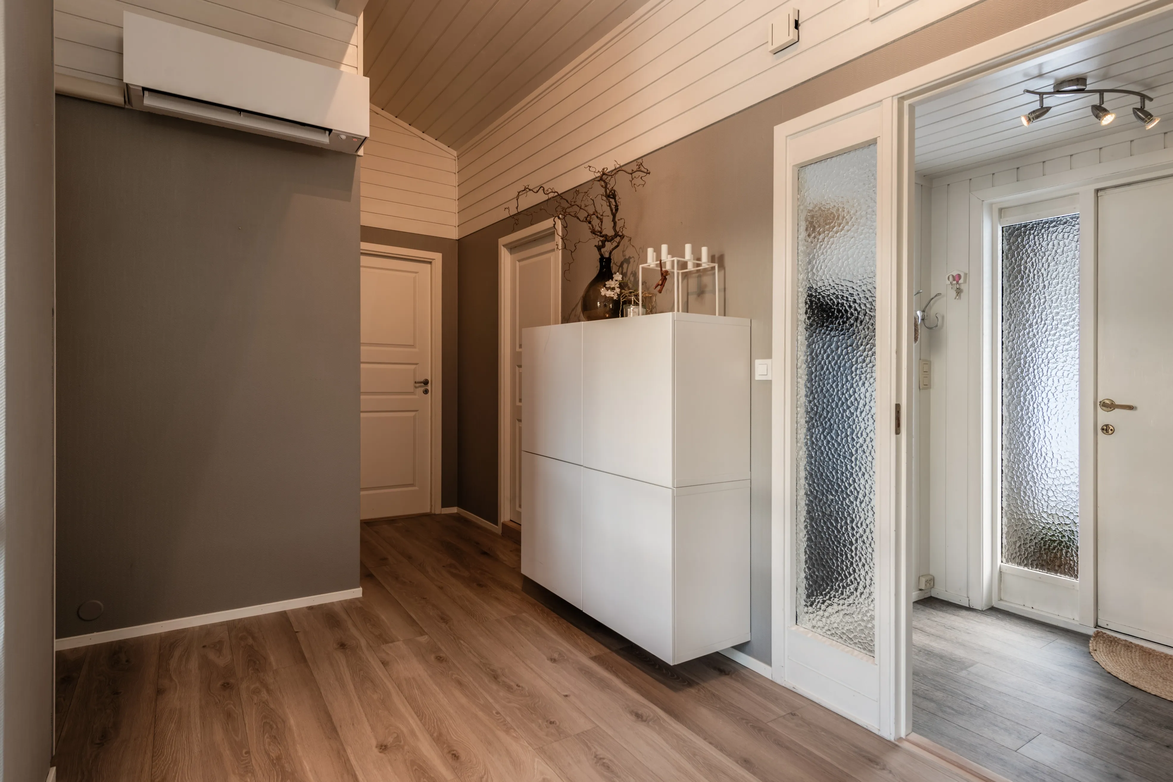 Romslig norsk hus fra 1980-tallet med terrasse og parkeringsplass i Hol - Vis bilde 31 av 50