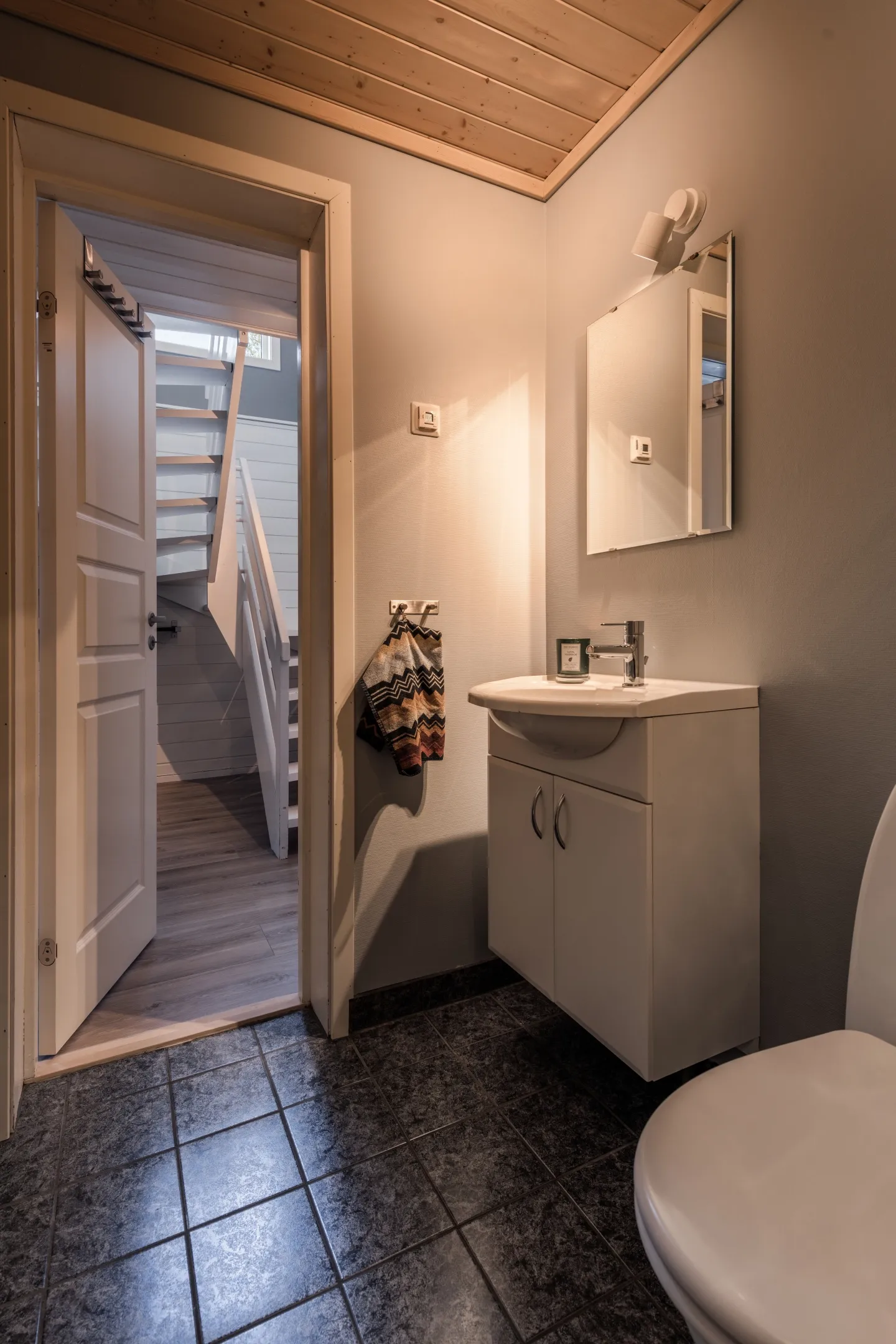 Romslig norsk hus fra 1980-tallet med terrasse og parkeringsplass i Hol - Vis bilde 32 av 50