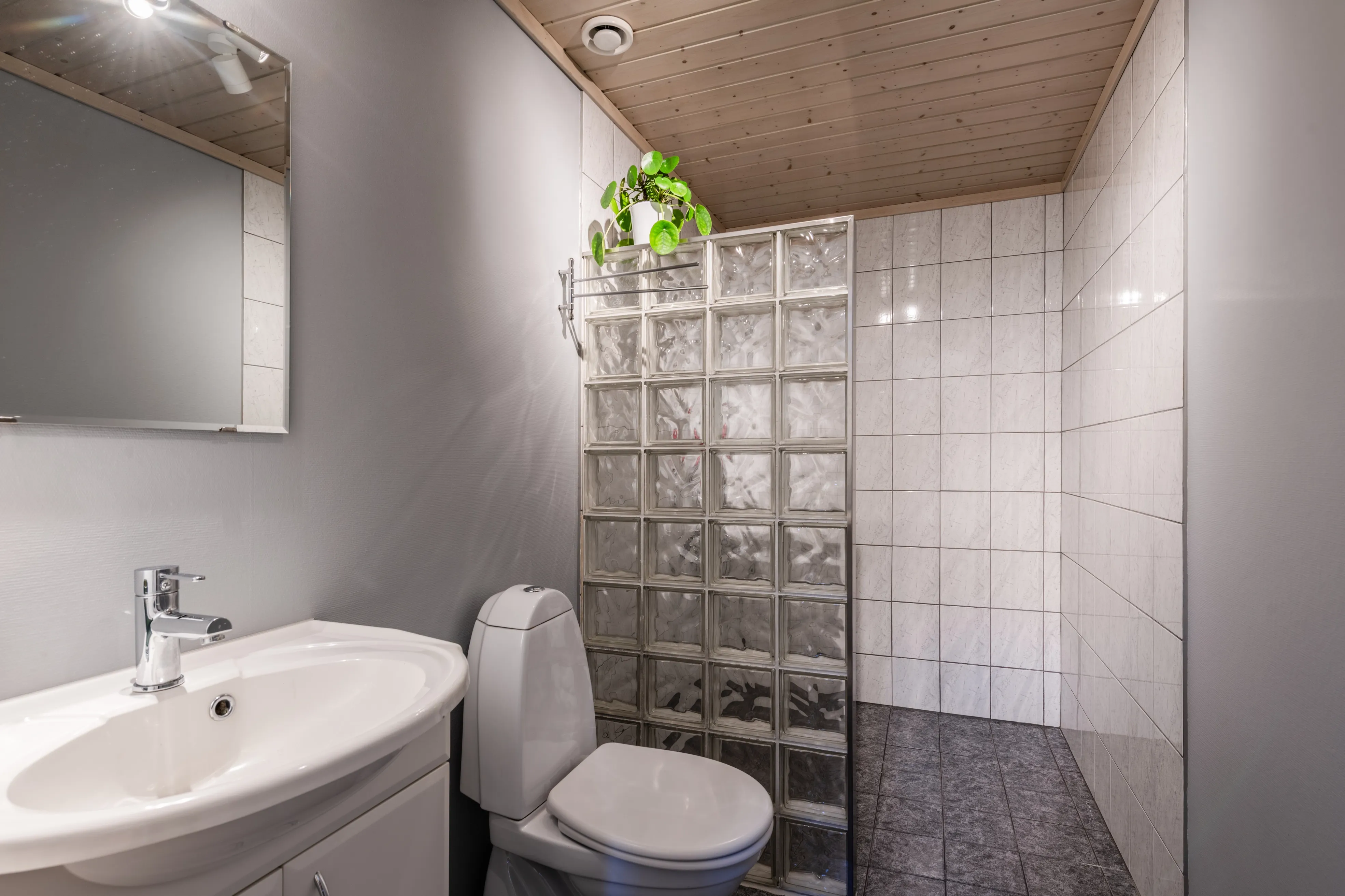 Romslig norsk hus fra 1980-tallet med terrasse og parkeringsplass i Hol - Vis bilde 33 av 50