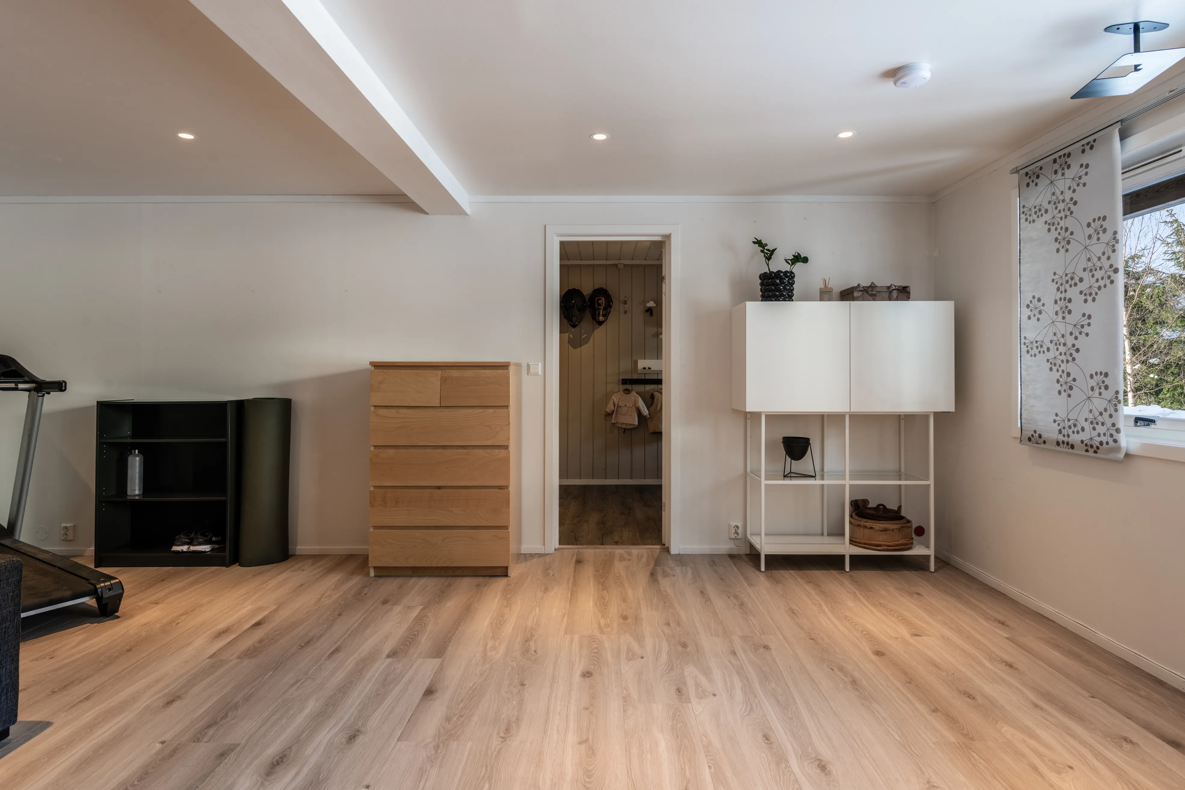 Romslig norsk hus fra 1980-tallet med terrasse og parkeringsplass i Hol - Vis bilde 35 av 50