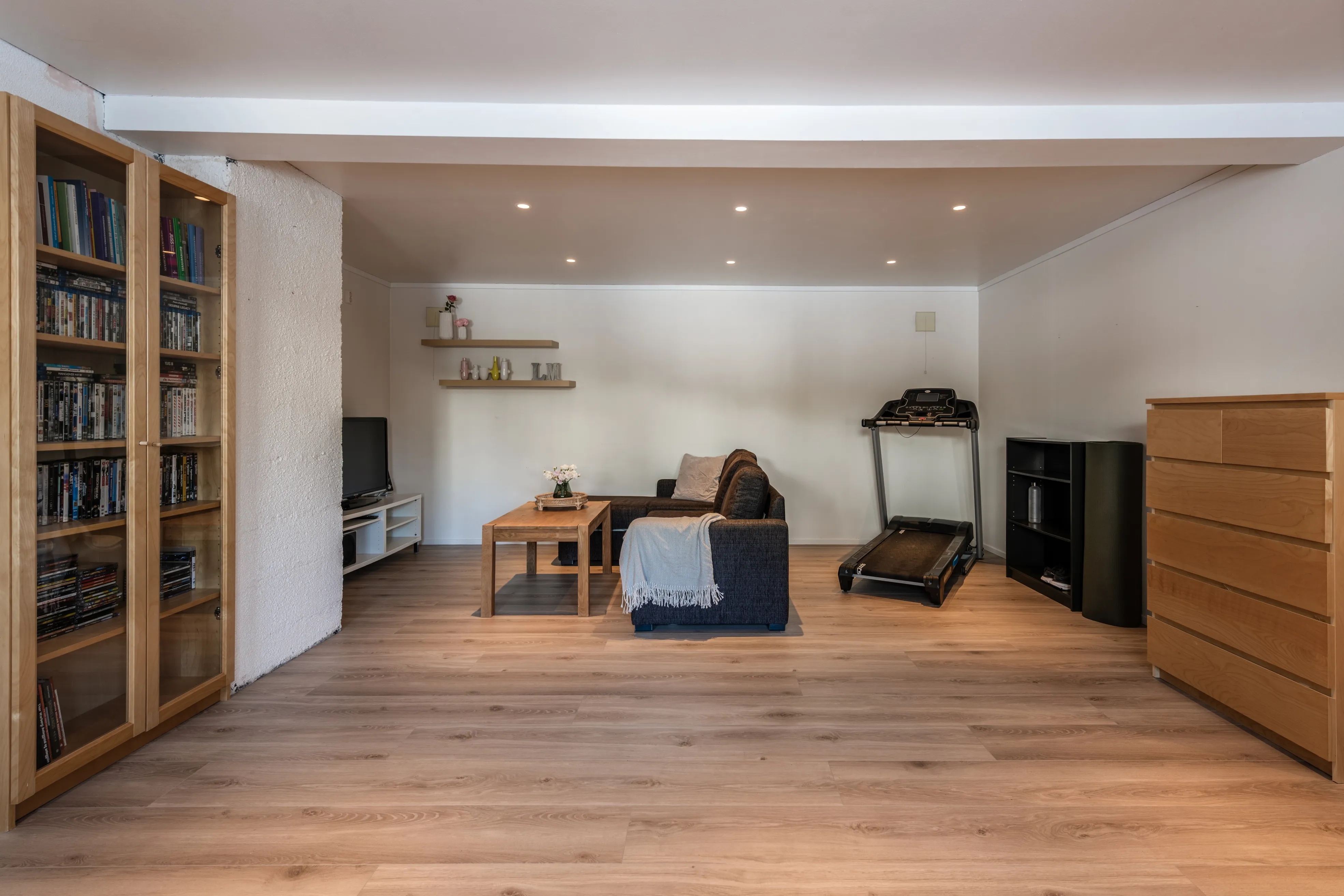 Romslig norsk hus fra 1980-tallet med terrasse og parkeringsplass i Hol - Vis bilde 36 av 50