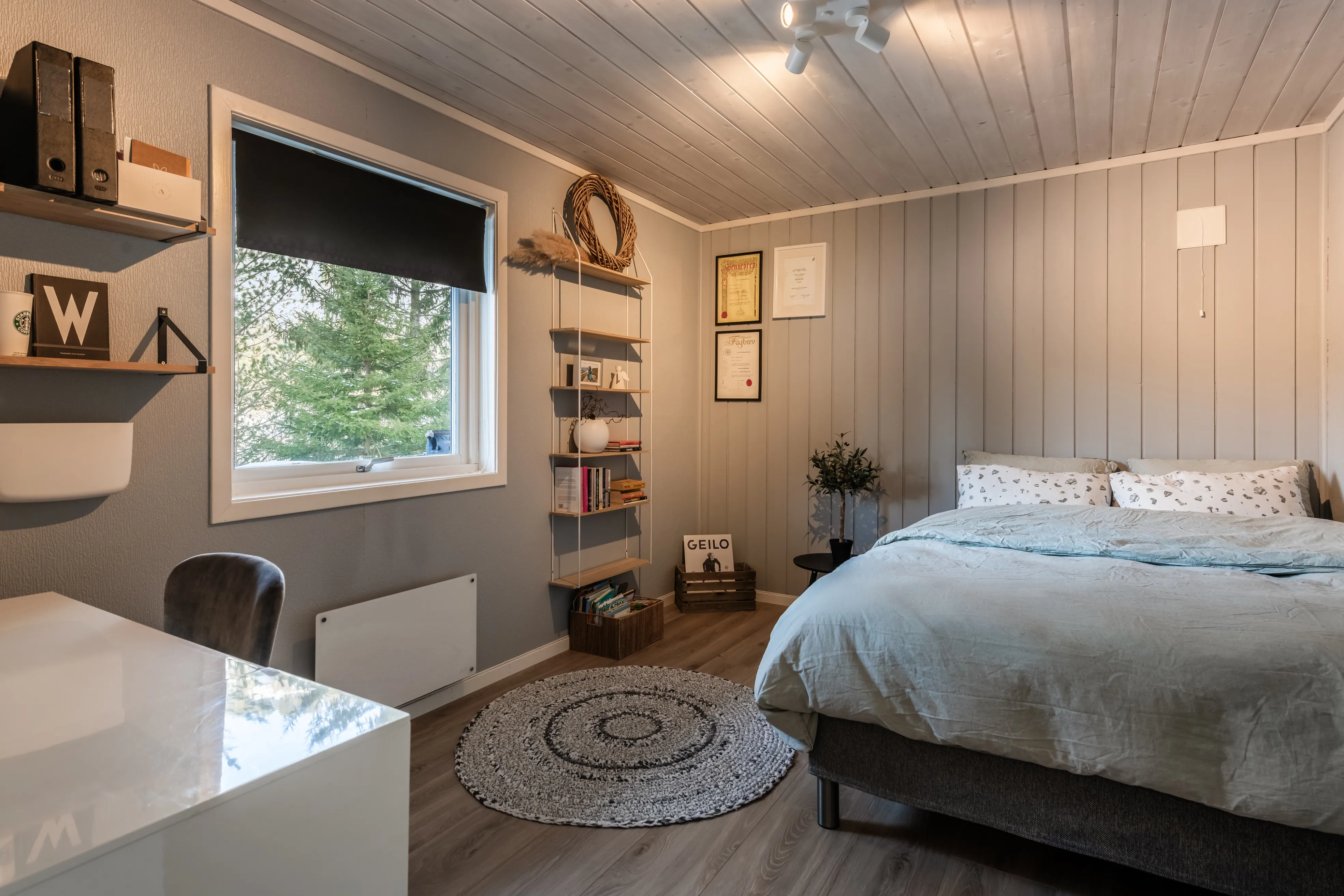 Romslig norsk hus fra 1980-tallet med terrasse og parkeringsplass i Hol - Vis bilde 37 av 50