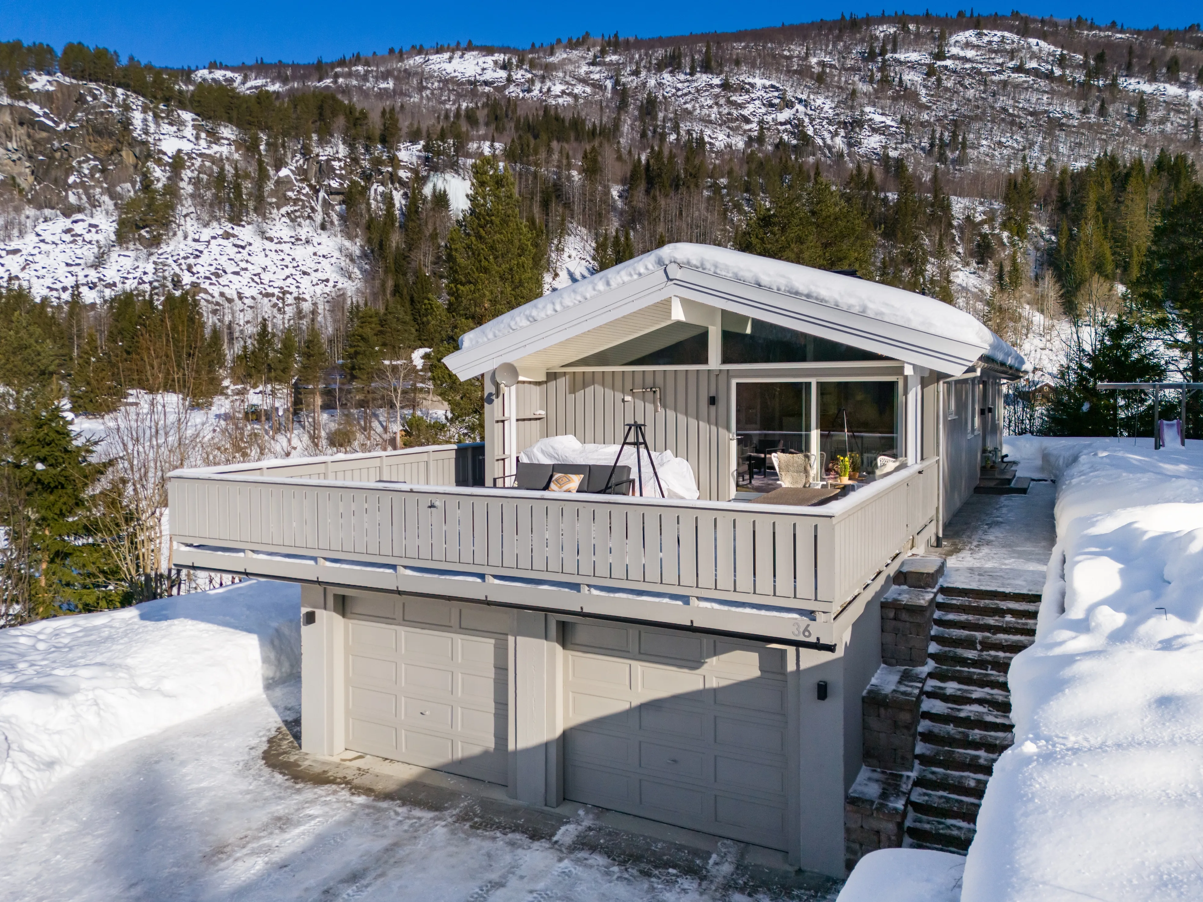 Romslig norsk hus fra 1980-tallet med terrasse og parkeringsplass i Hol - Vis bilde 40 av 50