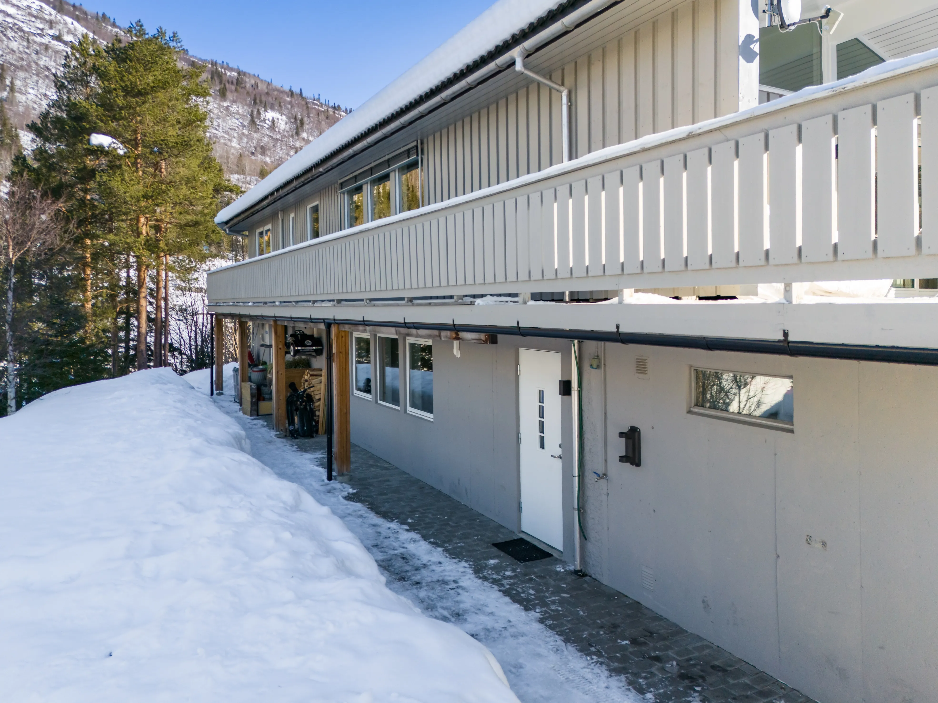 Romslig norsk hus fra 1980-tallet med terrasse og parkeringsplass i Hol - Vis bilde 41 av 50
