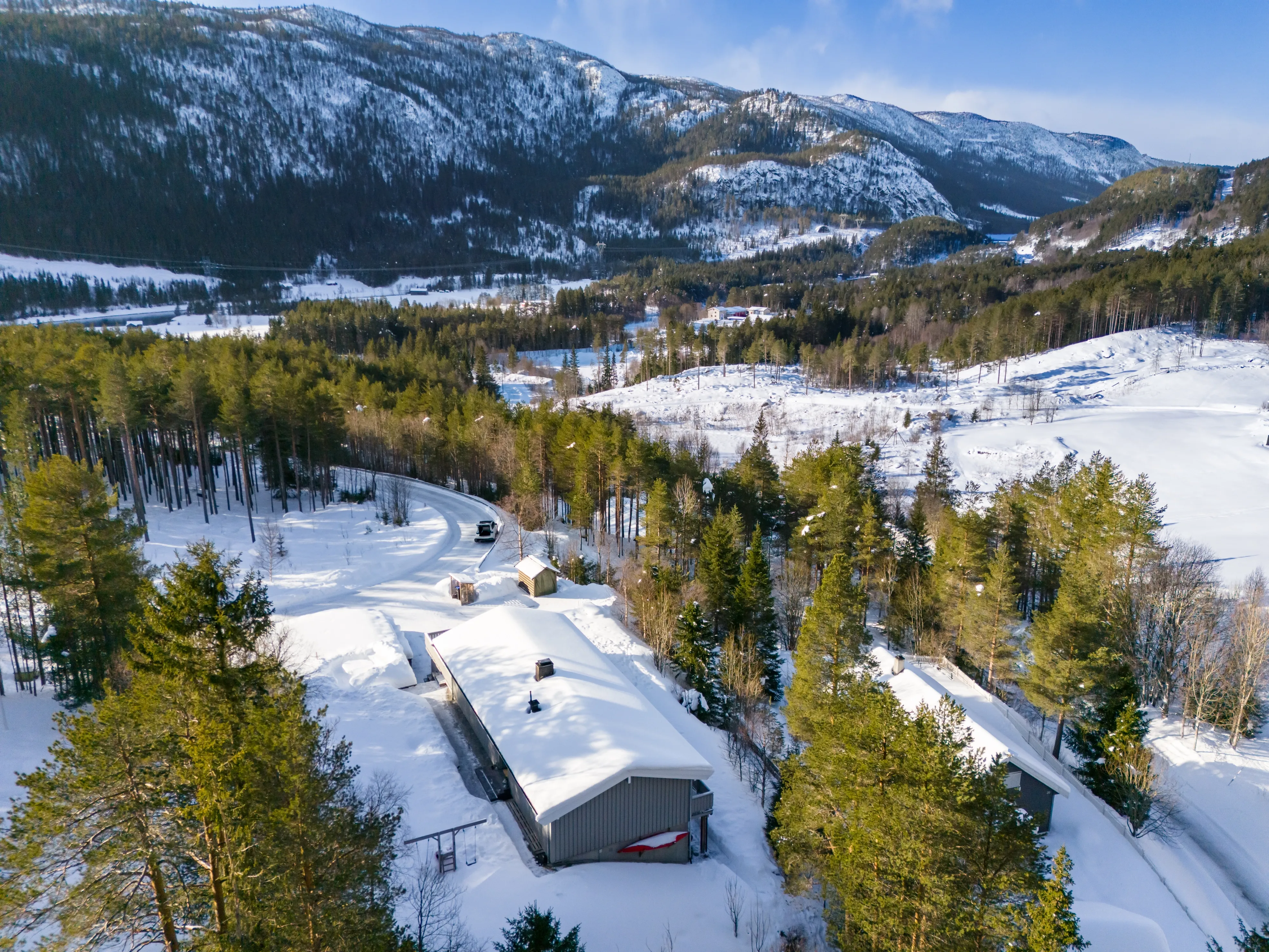 Romslig norsk hus fra 1980-tallet med terrasse og parkeringsplass i Hol - Vis bilde 42 av 50