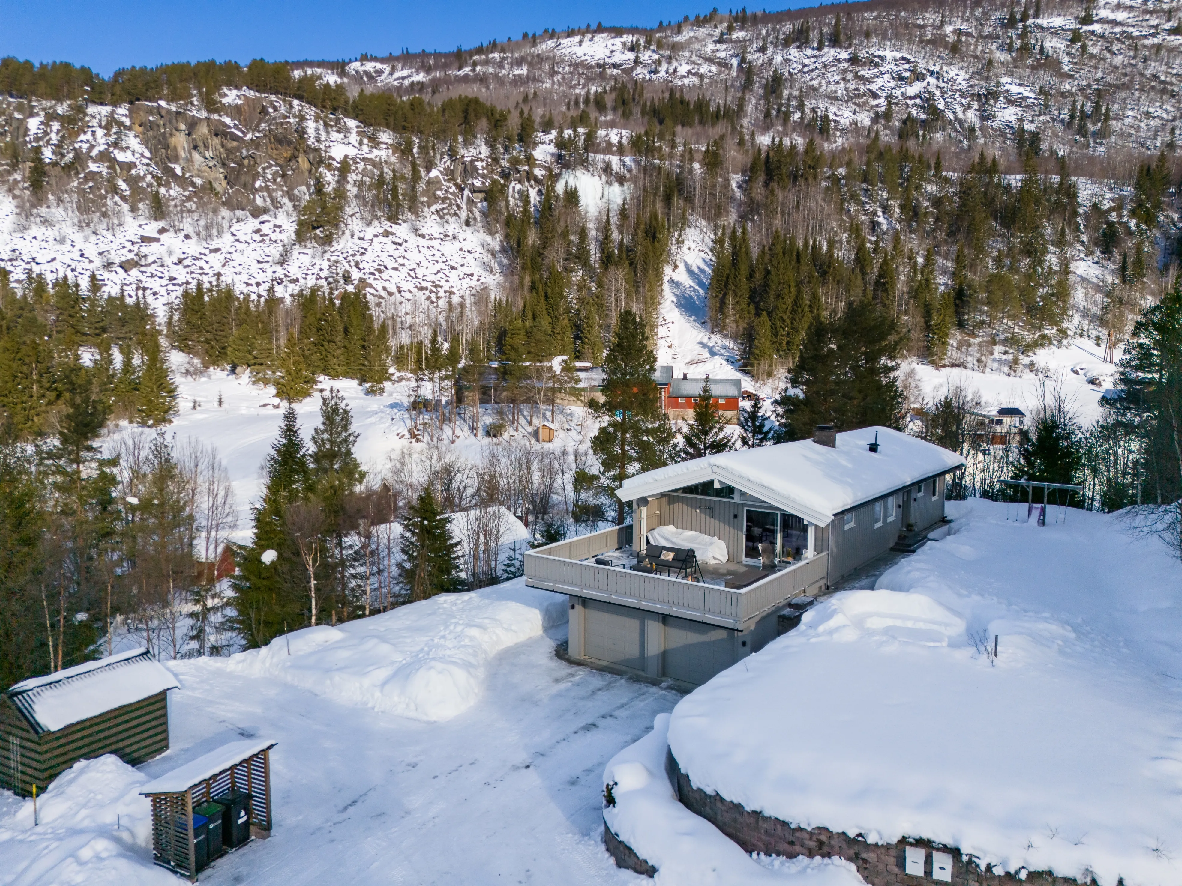 Romslig norsk hus fra 1980-tallet med terrasse og parkeringsplass i Hol - Vis bilde 43 av 50