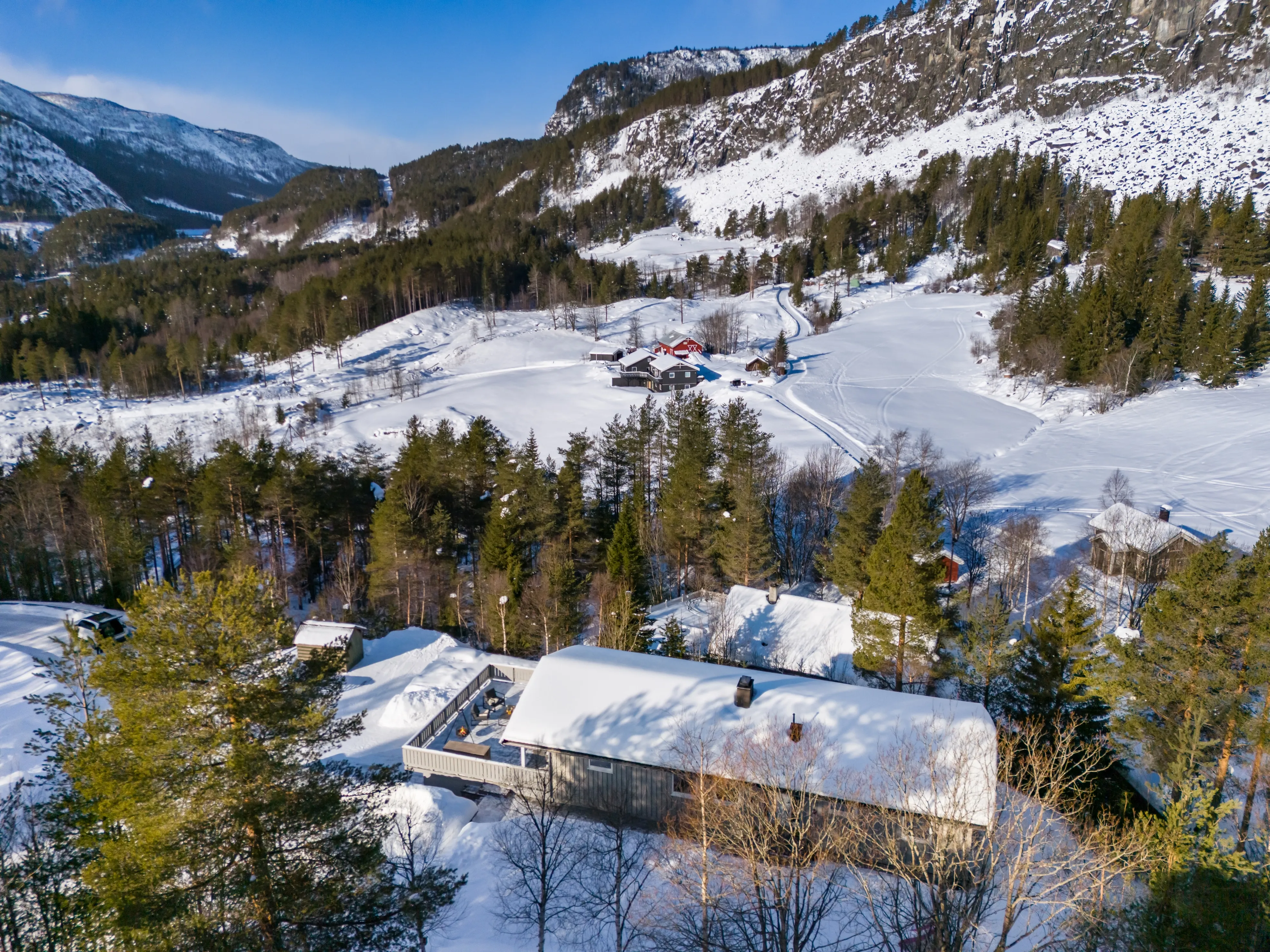 Romslig norsk hus fra 1980-tallet med terrasse og parkeringsplass i Hol - Vis bilde 45 av 50