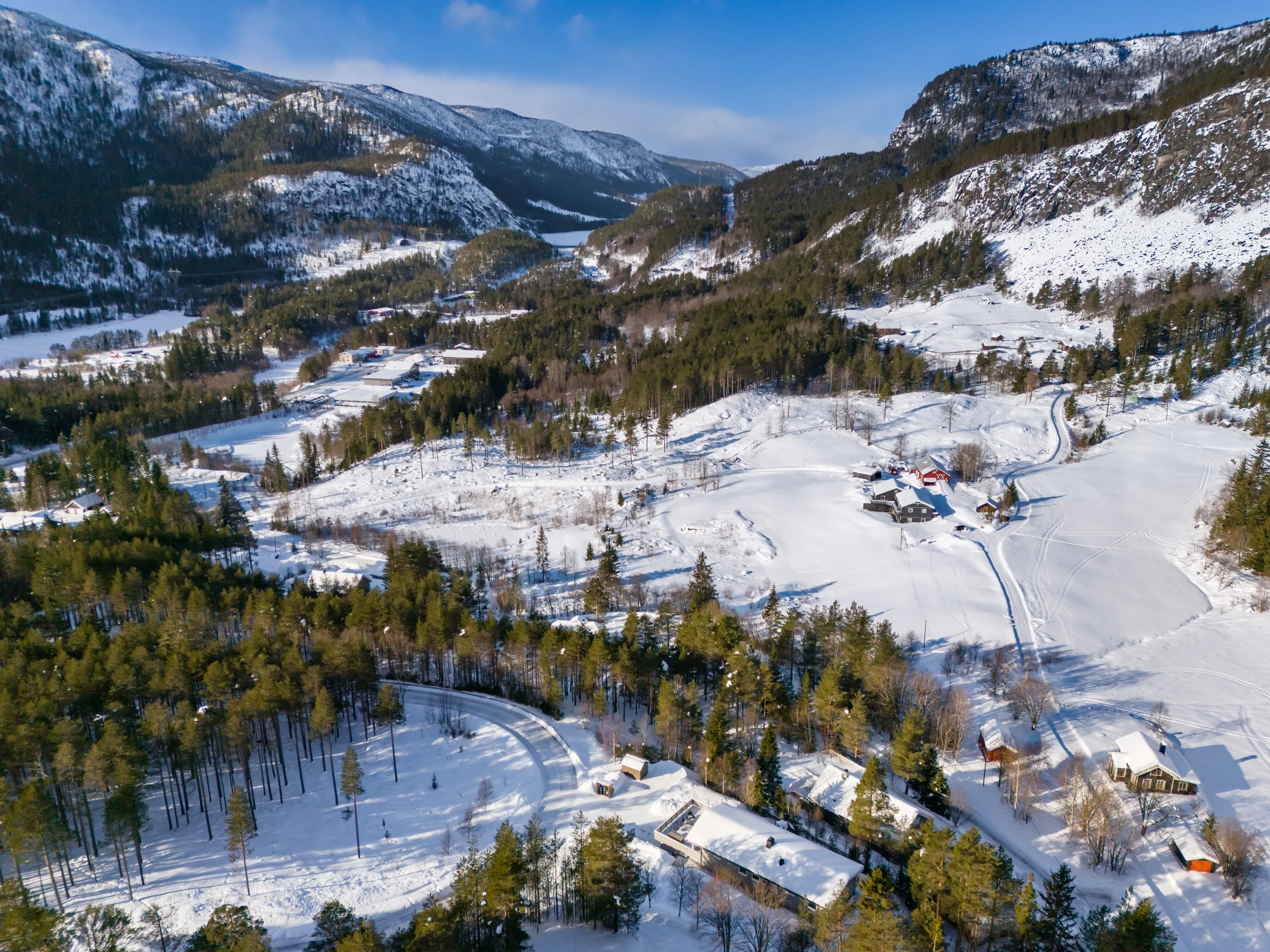 Romslig norsk hus fra 1980-tallet med terrasse og parkeringsplass i Hol - Vis bilde 46 av 50