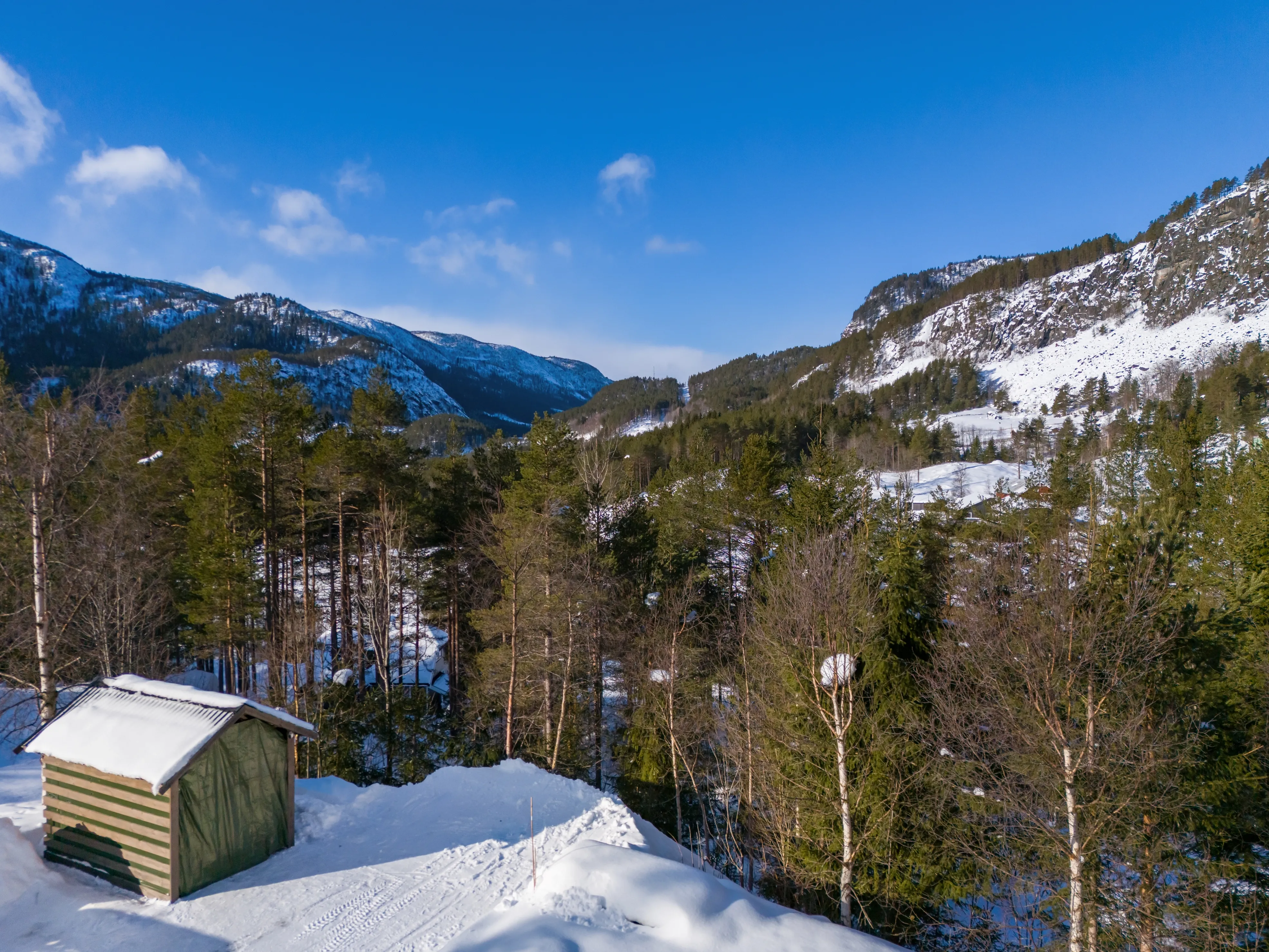 Romslig norsk hus fra 1980-tallet med terrasse og parkeringsplass i Hol - Vis bilde 47 av 50