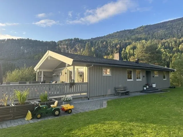 Romslig norsk hus fra 1980-tallet med terrasse og parkeringsplass i Hol - Vis bilde 48 av 50