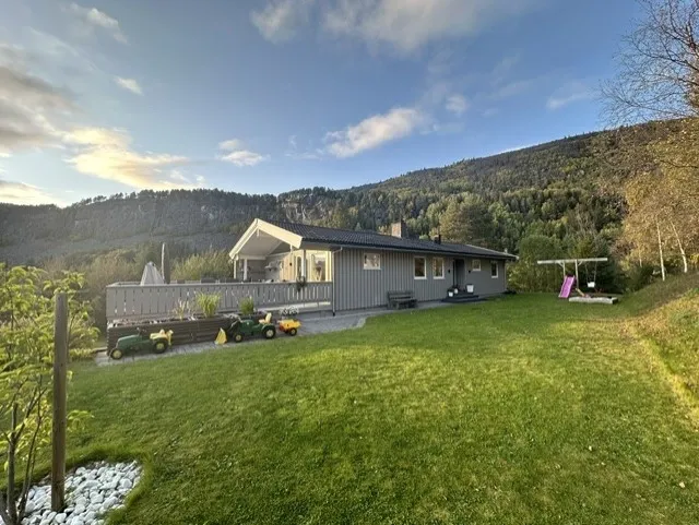 Romslig norsk hus fra 1980-tallet med terrasse og parkeringsplass i Hol - Vis bilde 49 av 50