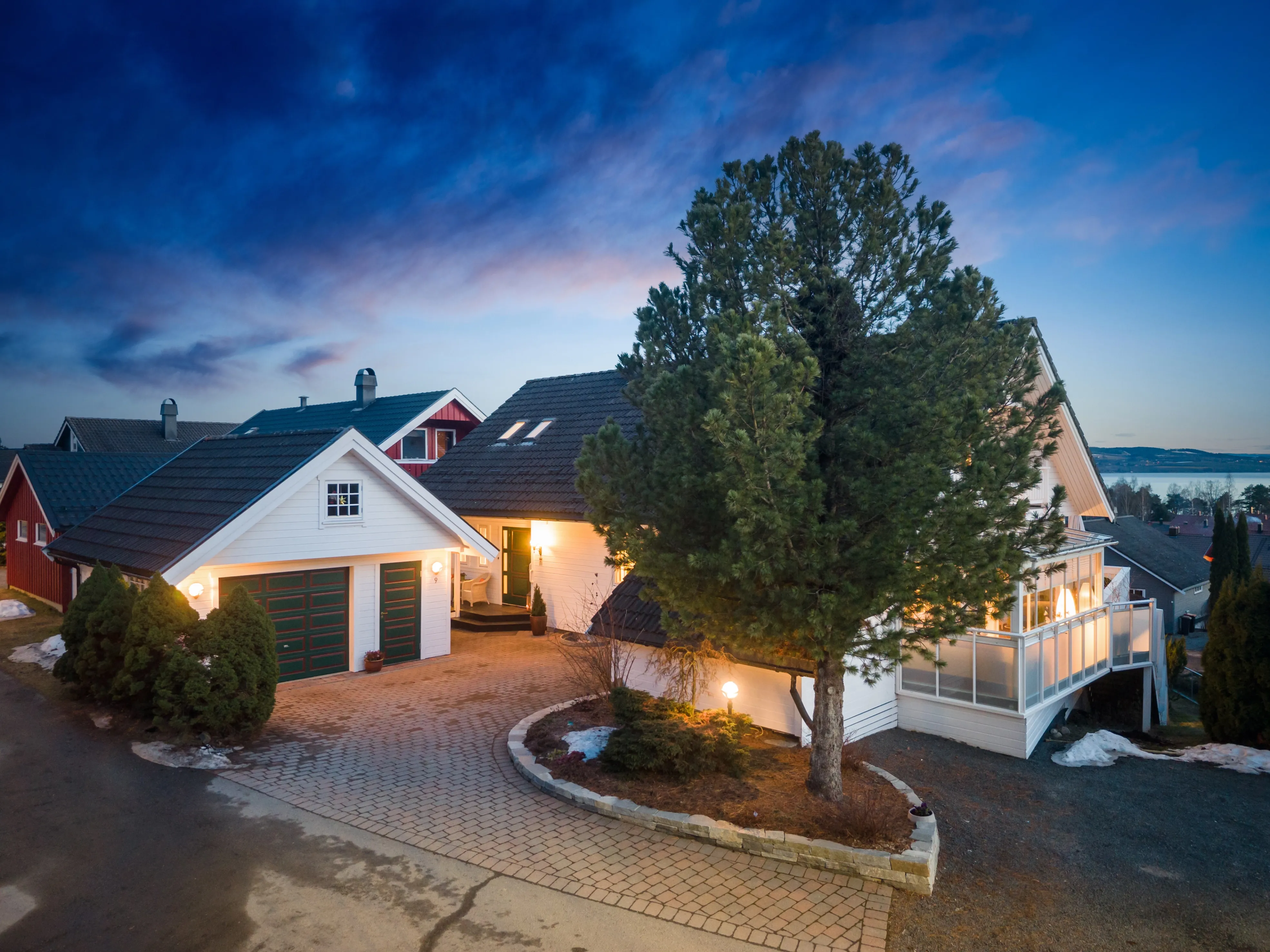 Family-Focused 4-Bedroom House with Mjøsa Views in Hamar - Image 2