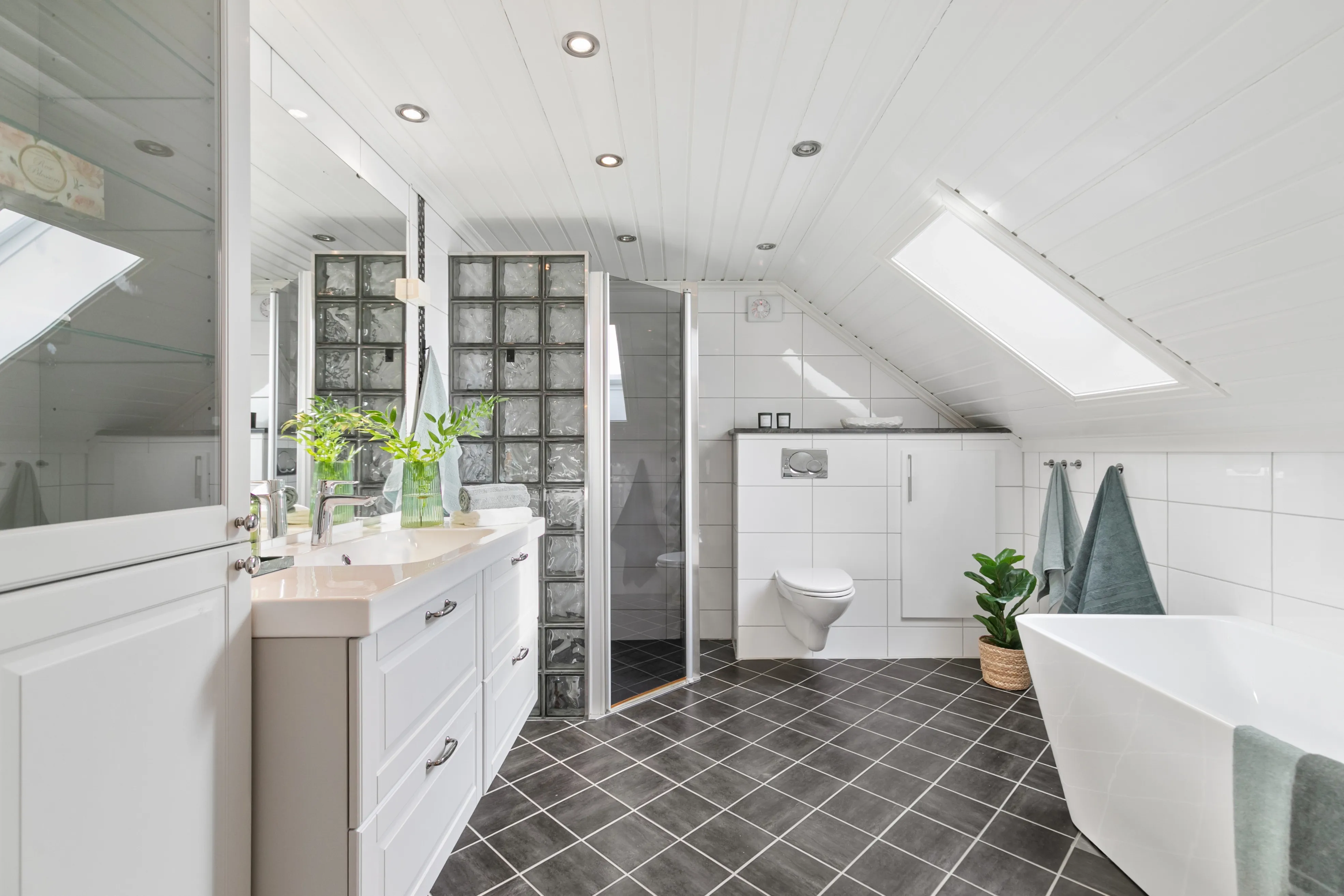 Family-Focused 4-Bedroom House with Mjøsa Views in Hamar - View image 24 of 67