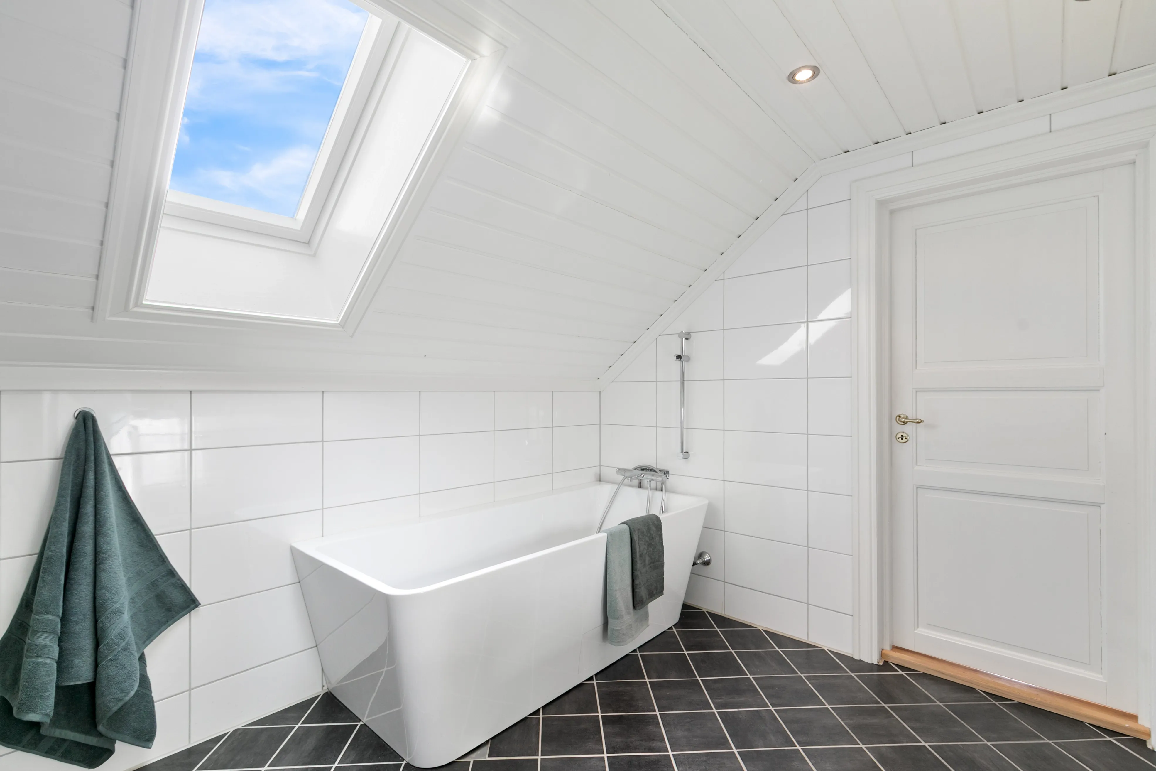 Family-Focused 4-Bedroom House with Mjøsa Views in Hamar - View image 26 of 67