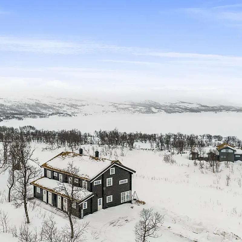 Modern 4-Bedroom Ski-In/Ski-Out Retreat in Norway's Tyinkrysset