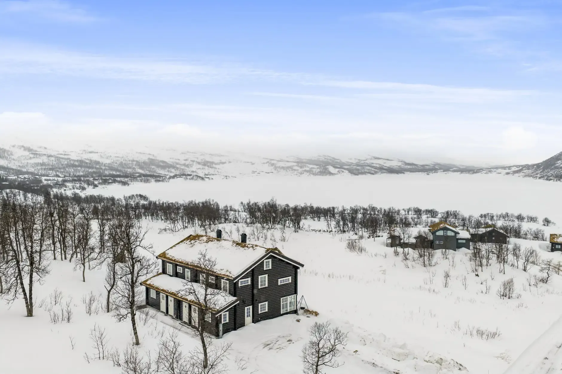 Modern 4-Bedroom Ski-In/Ski-Out Retreat in Norway's Tyinkrysset - Image 1