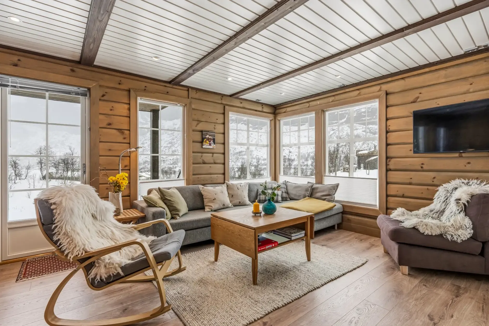 Modern 4-Bedroom Ski-In/Ski-Out Retreat in Norway's Tyinkrysset - Image 2