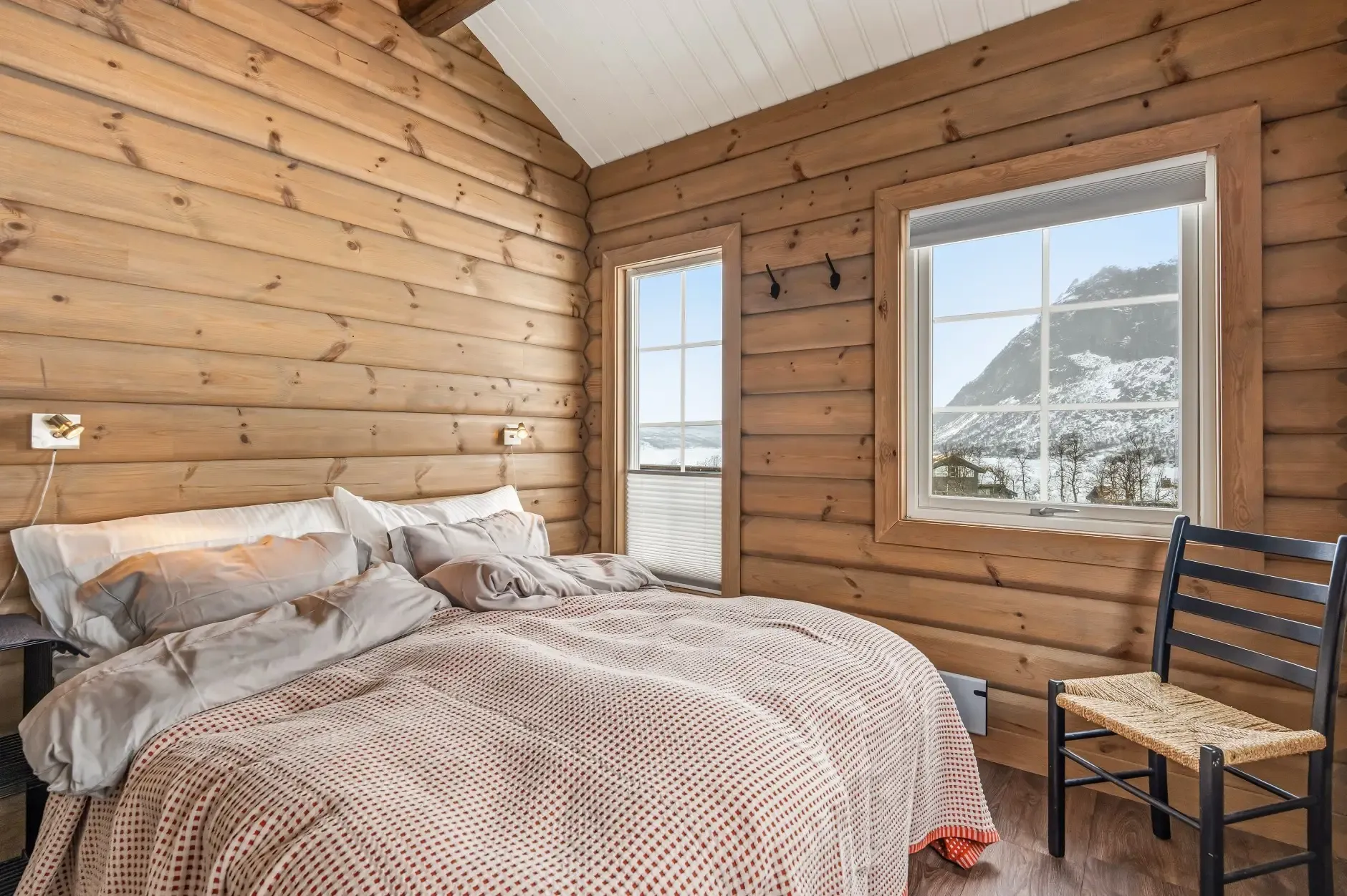 Modern 4-Bedroom Ski-In/Ski-Out Retreat in Norway's Tyinkrysset - View image 16 of 31