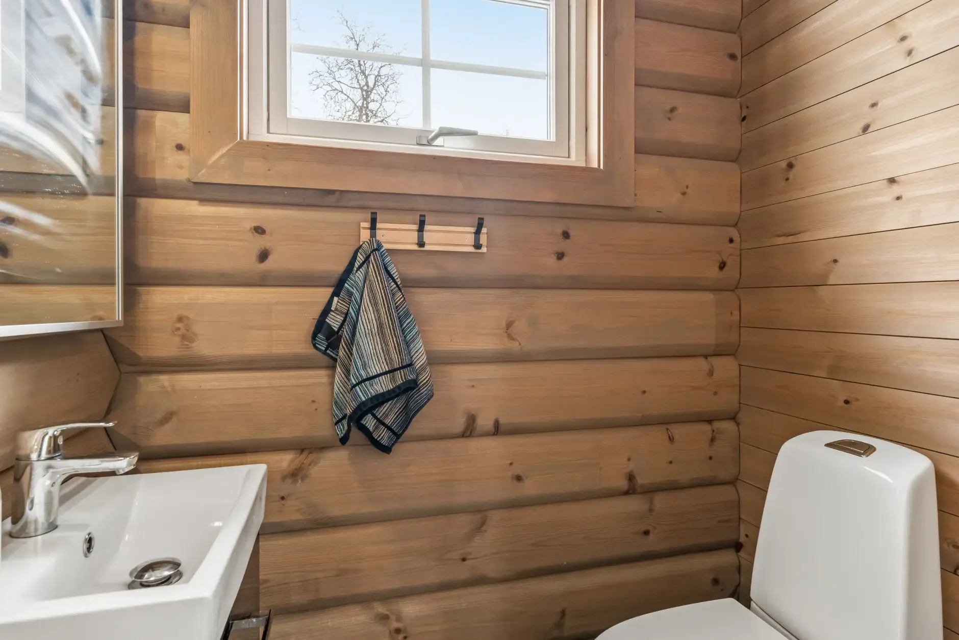 Modern 4-Bedroom Ski-In/Ski-Out Retreat in Norway's Tyinkrysset - View image 23 of 31