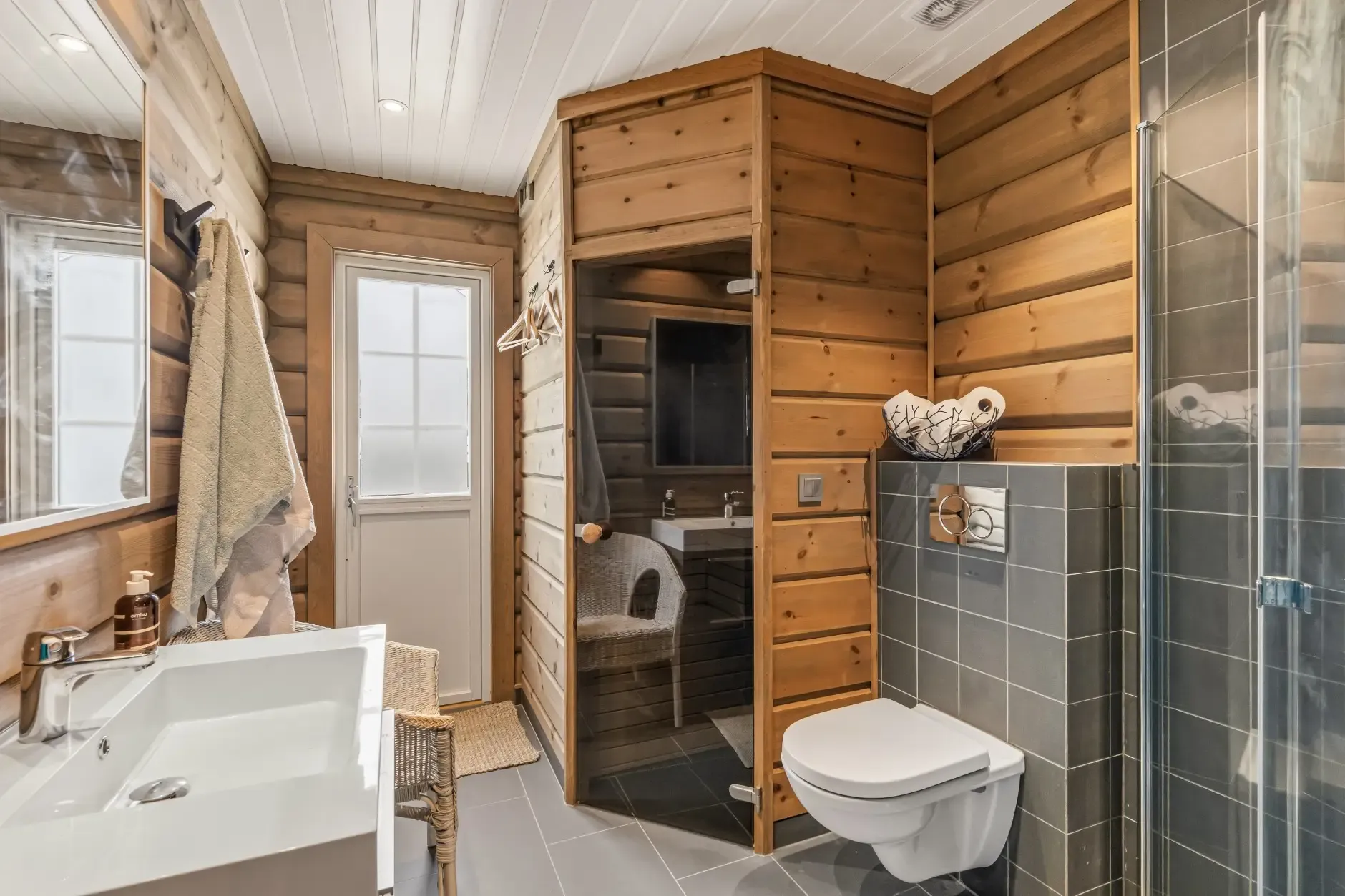 Modern 4-Bedroom Ski-In/Ski-Out Retreat in Norway's Tyinkrysset - View image 25 of 31