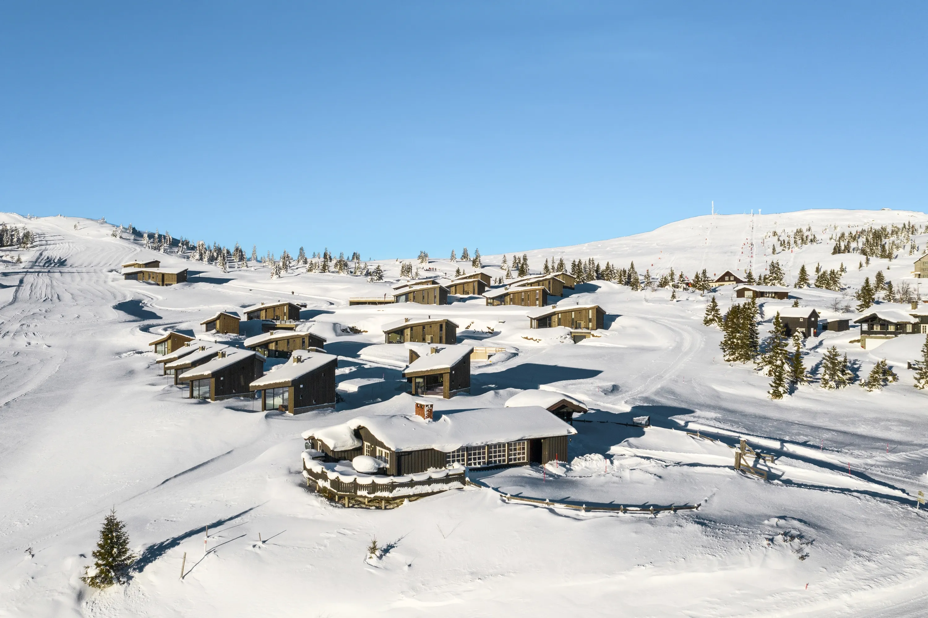 1980s Norwegian Cabin with 4 Bedrooms and Parking in Scenic Gol - Image 1