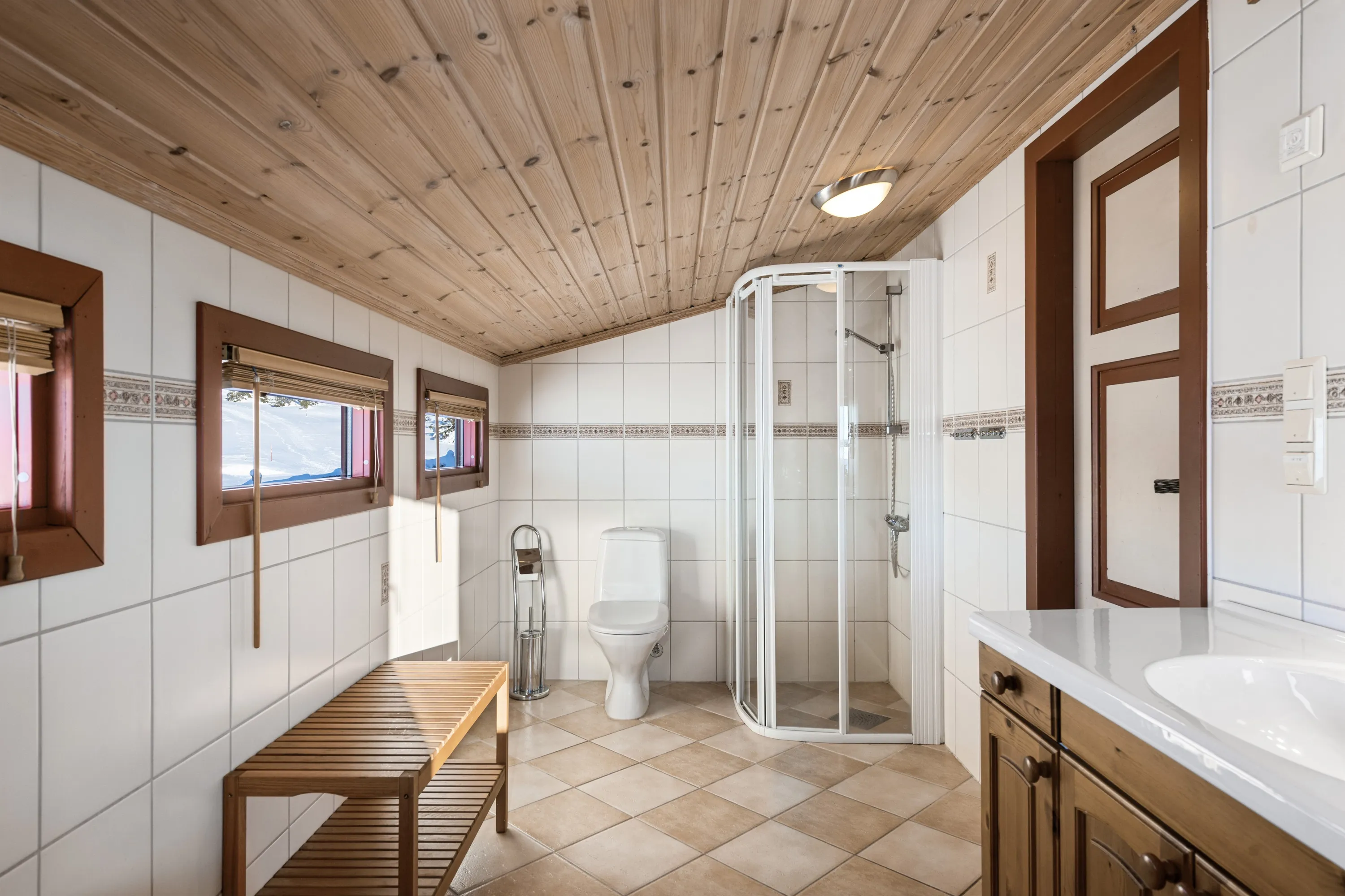 1980s Norwegian Cabin with 4 Bedrooms and Parking in Scenic Gol - View image 28 of 48