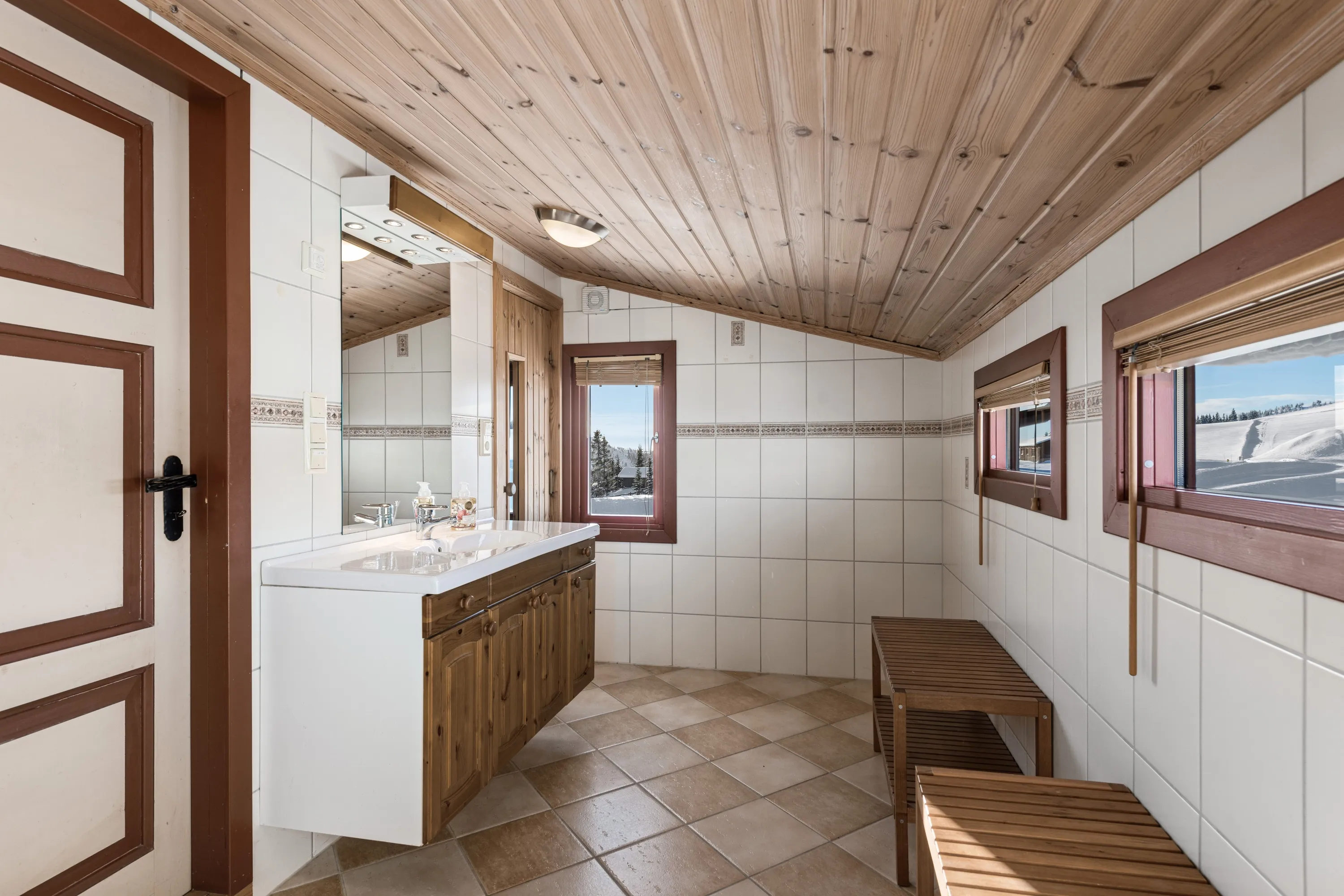 1980s Norwegian Cabin with 4 Bedrooms and Parking in Scenic Gol - View image 29 of 48