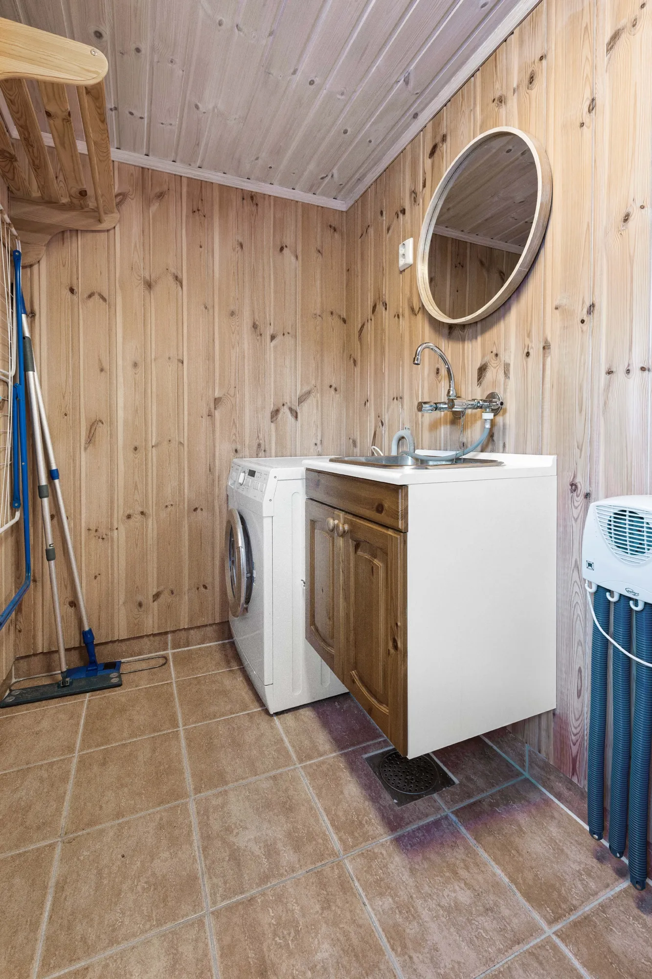 1980s Norwegian Cabin with 4 Bedrooms and Parking in Scenic Gol - View image 33 of 48