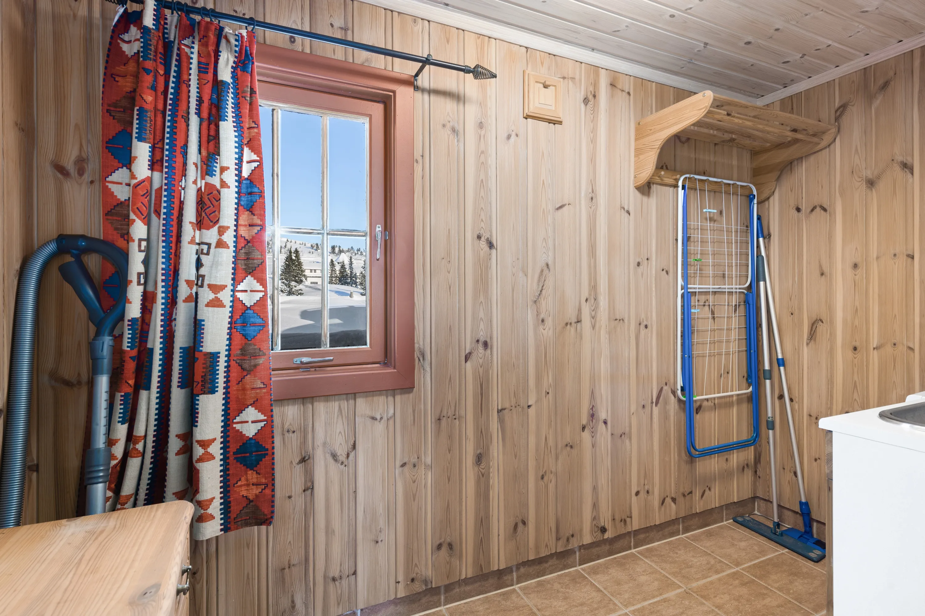 1980s Norwegian Cabin with 4 Bedrooms and Parking in Scenic Gol - View image 34 of 48