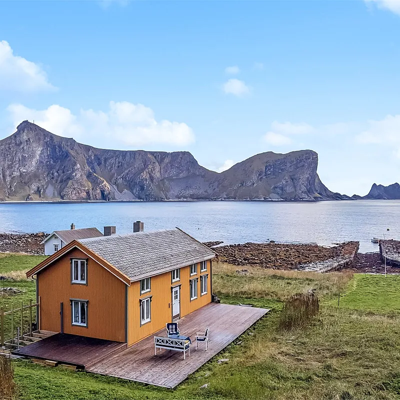 Historic 4-Bedroom Cabin with Expansive Grounds on Værøy Island