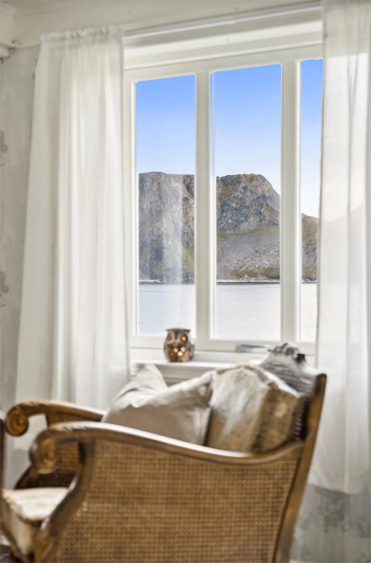 Historic 4-Bedroom Cabin with Expansive Grounds on Værøy Island - View image 15 of 50