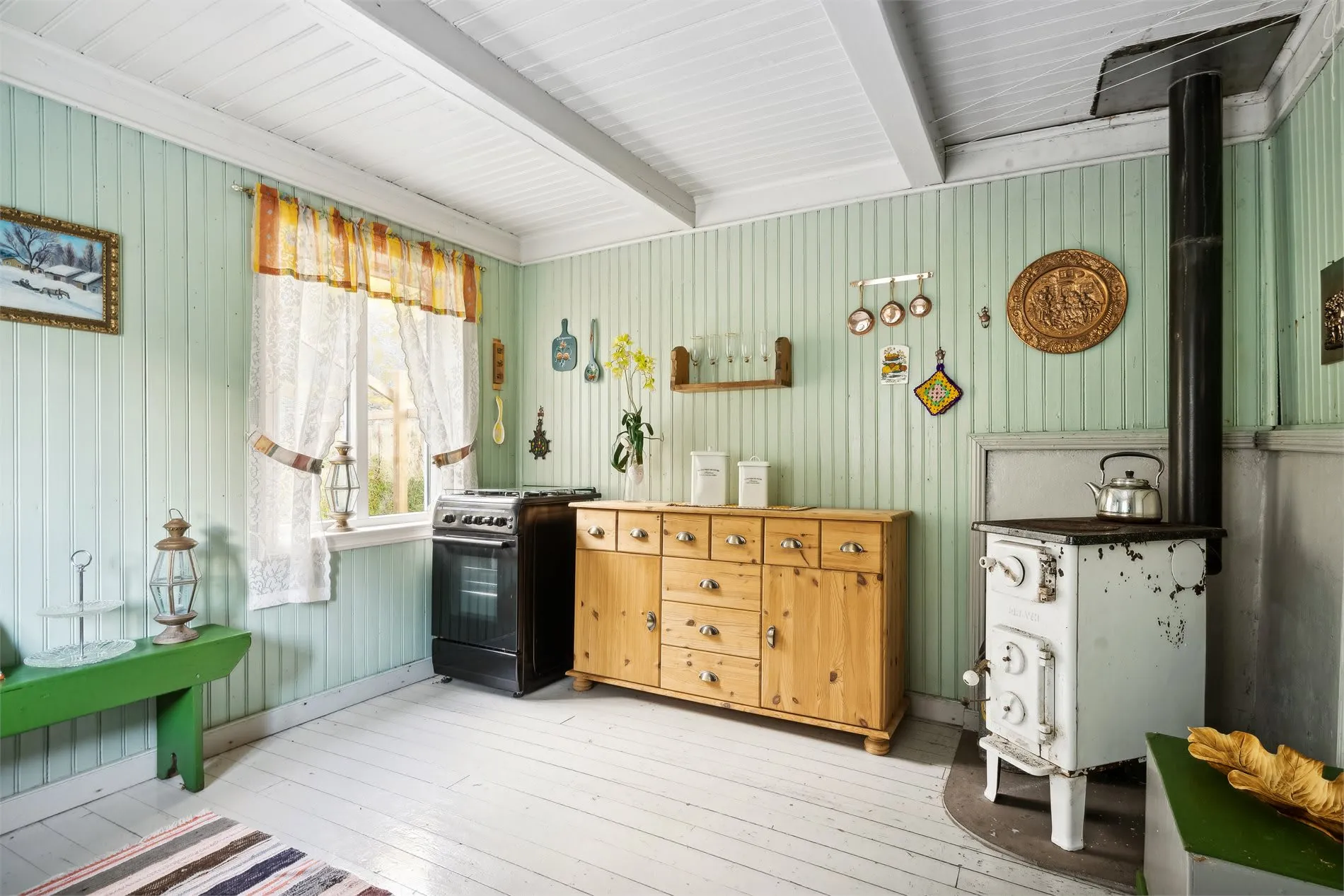 Historic 4-Bedroom Cabin with Expansive Grounds on Værøy Island - View image 28 of 50