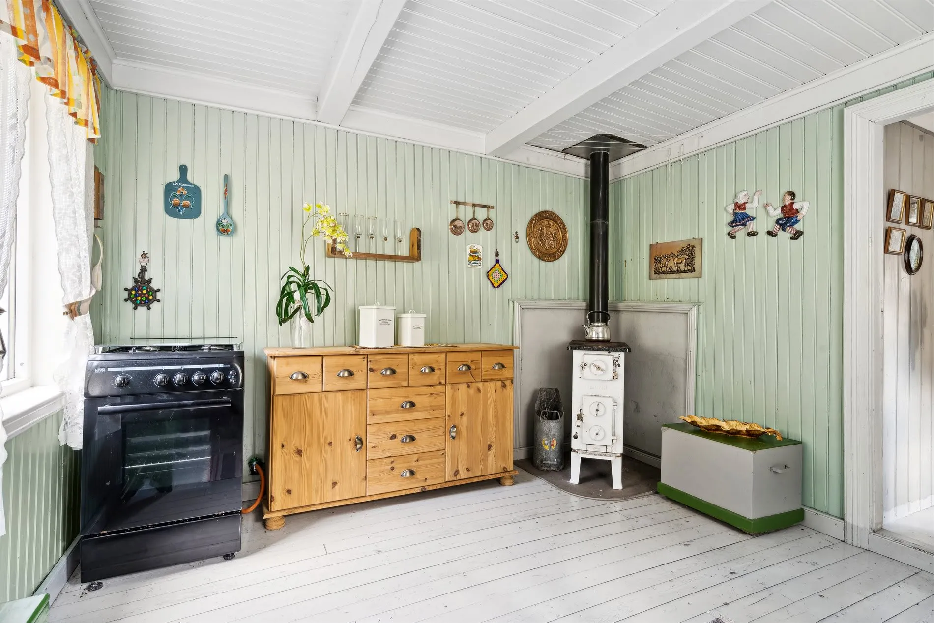 Historic 4-Bedroom Cabin with Expansive Grounds on Værøy Island - View image 29 of 50