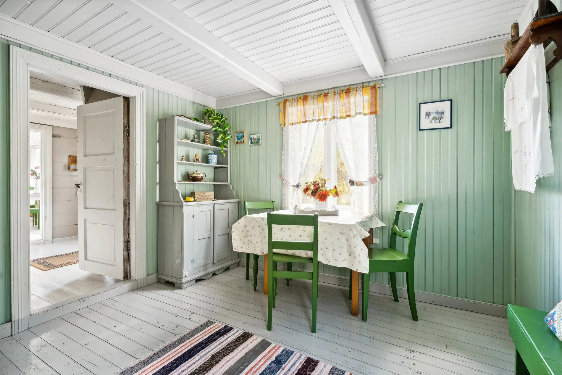 Historic 4-Bedroom Cabin with Expansive Grounds on Værøy Island - View image 31 of 50