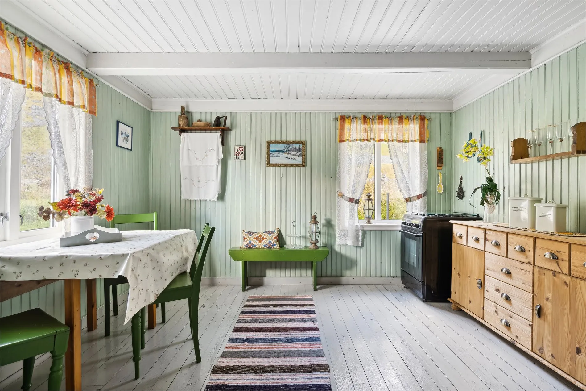 Historic 4-Bedroom Cabin with Expansive Grounds on Værøy Island - View image 34 of 50
