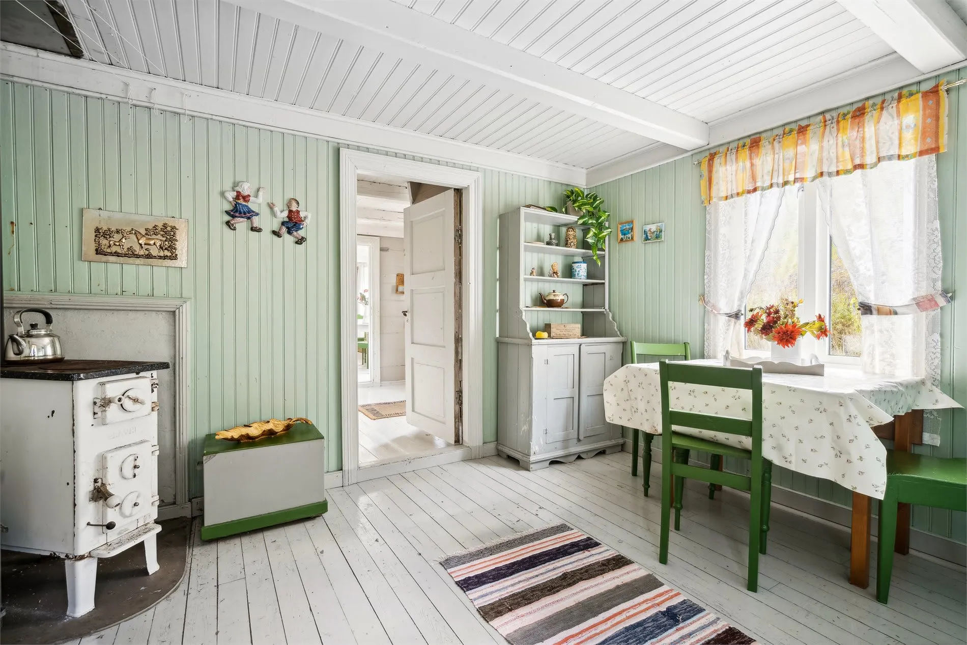 Historic 4-Bedroom Cabin with Expansive Grounds on Værøy Island - View image 36 of 50