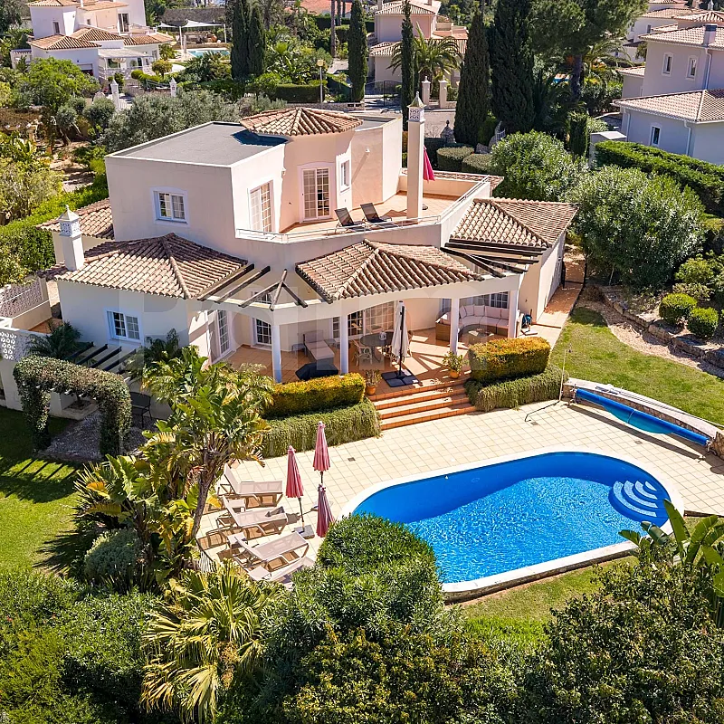 Elegante villa de 3 dormitorios con piscina y jardín cerca de la costa del Algarve