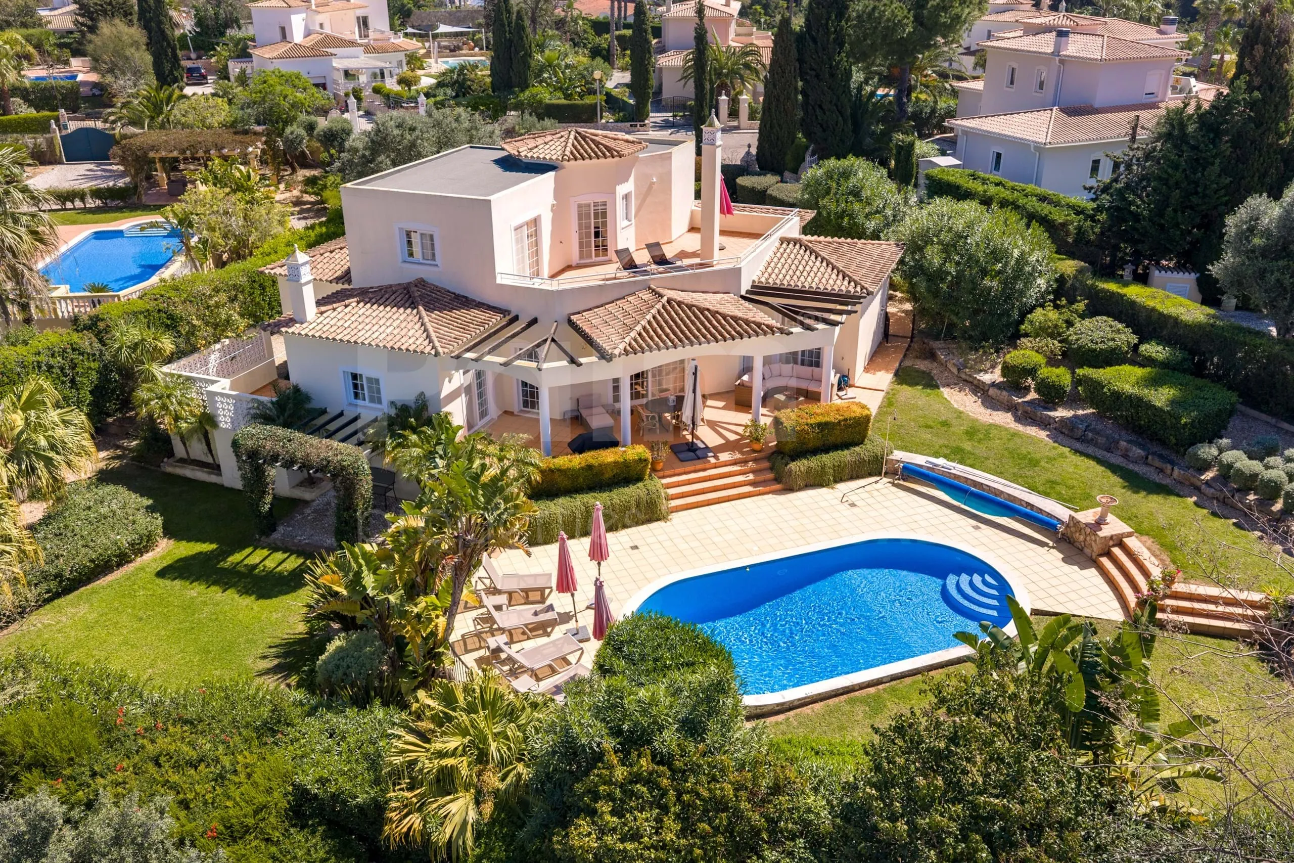 Elegante villa de 3 dormitorios con piscina y jardín cerca de la costa del Algarve - Image 1