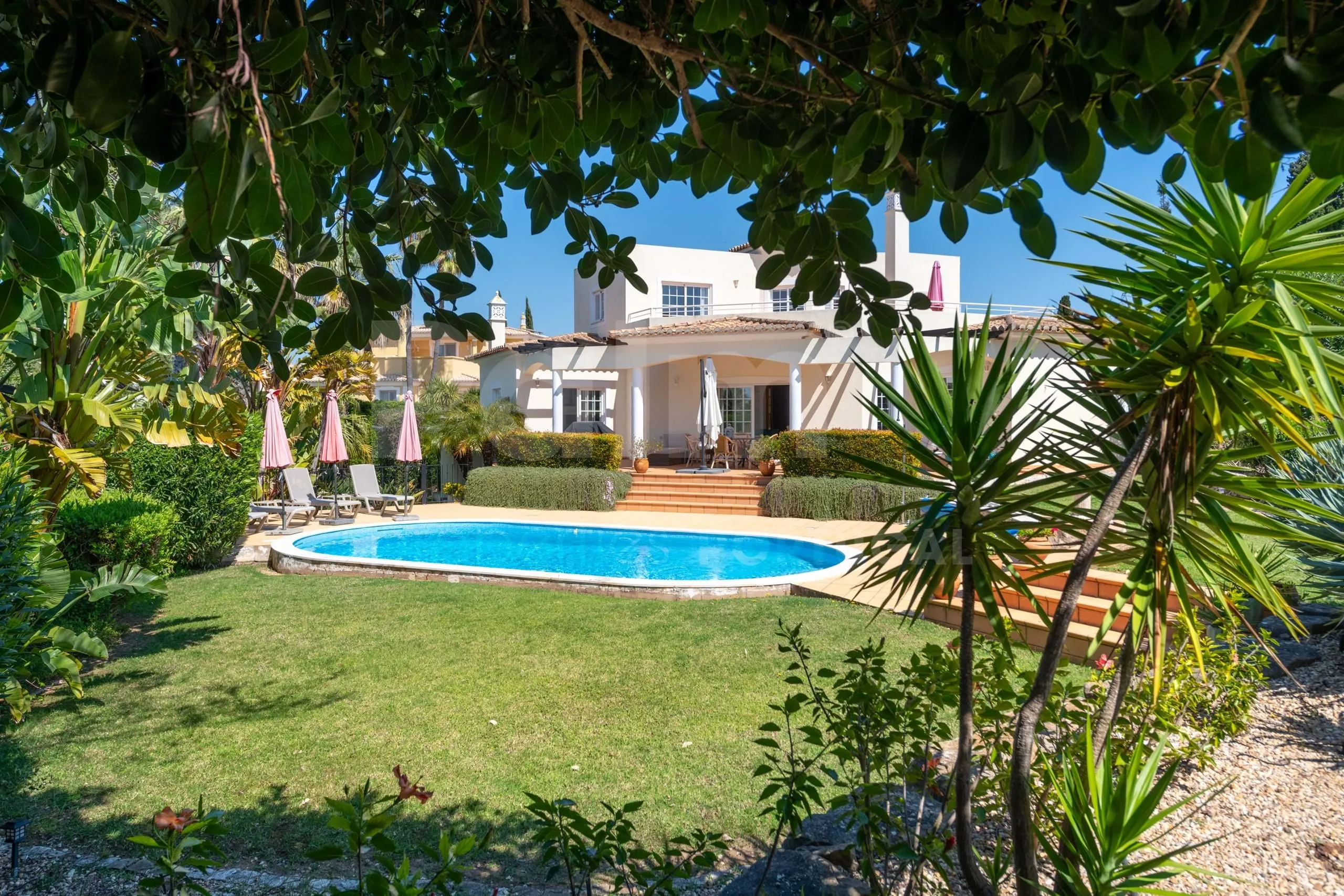 Elegante villa de 3 dormitorios con piscina y jardín cerca de la costa del Algarve - Image 2