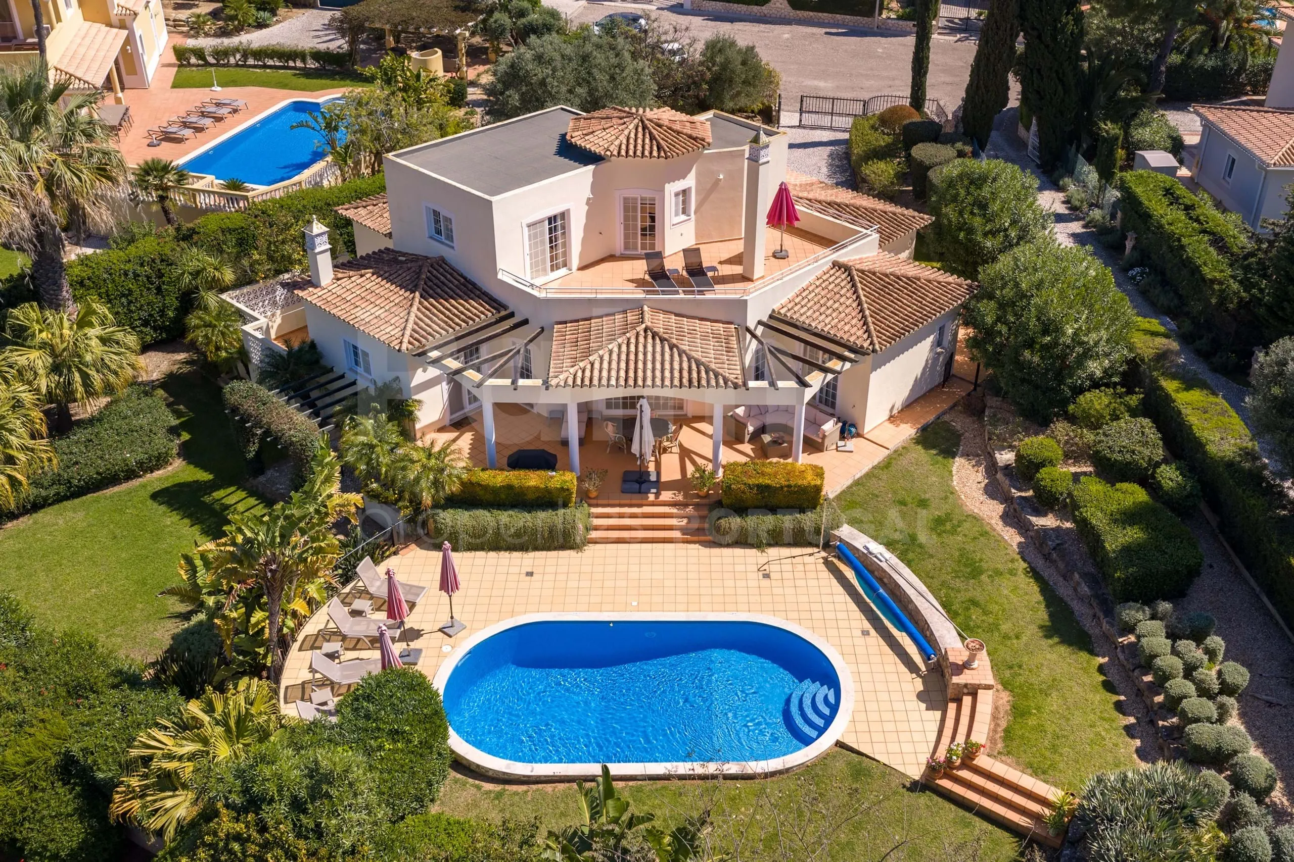 Elegante villa de 3 dormitorios con piscina y jardín cerca de la costa del Algarve - Image 3