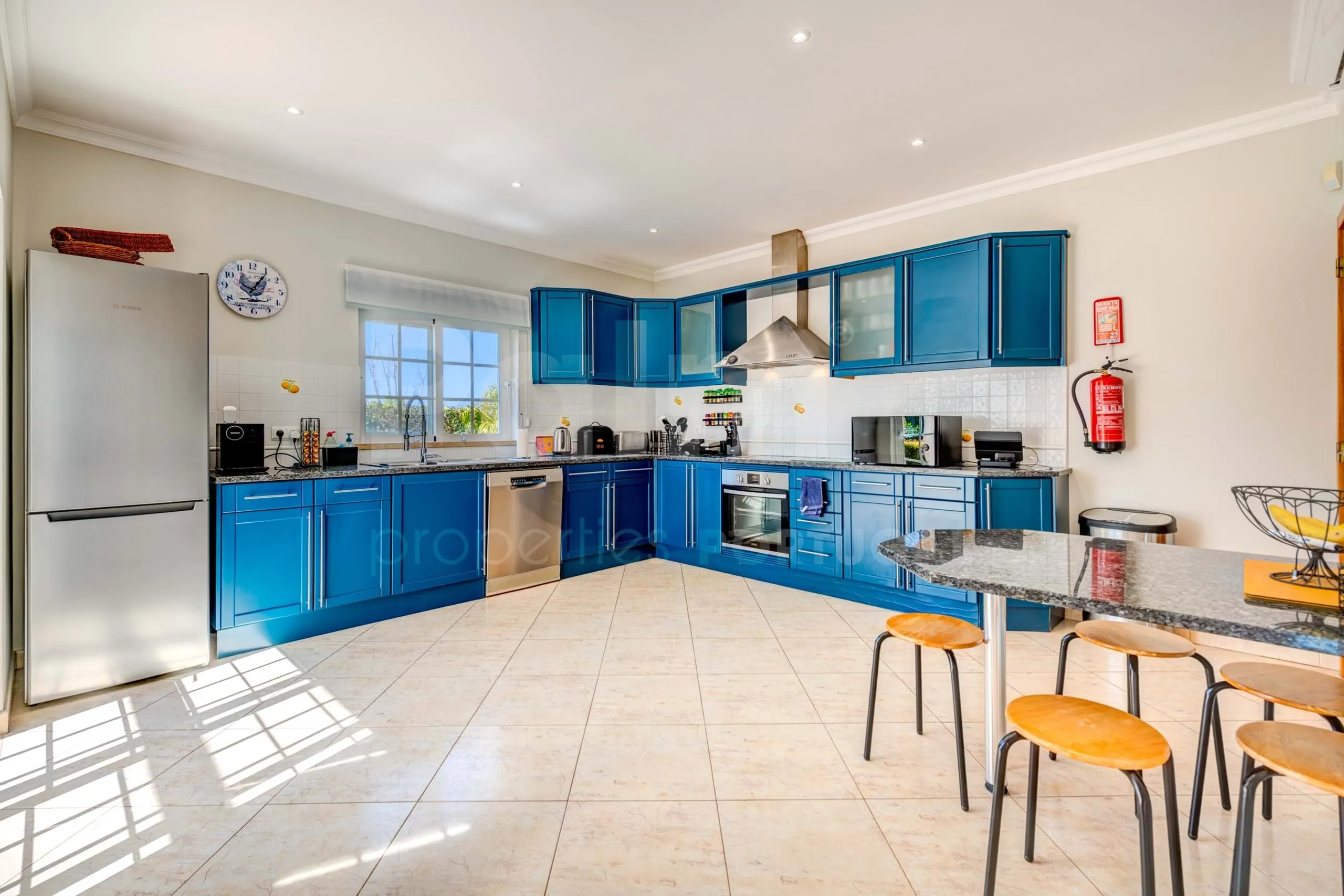 Elegante villa de 3 dormitorios con piscina y jardín cerca de la costa del Algarve - Ver imagen 10 de 70