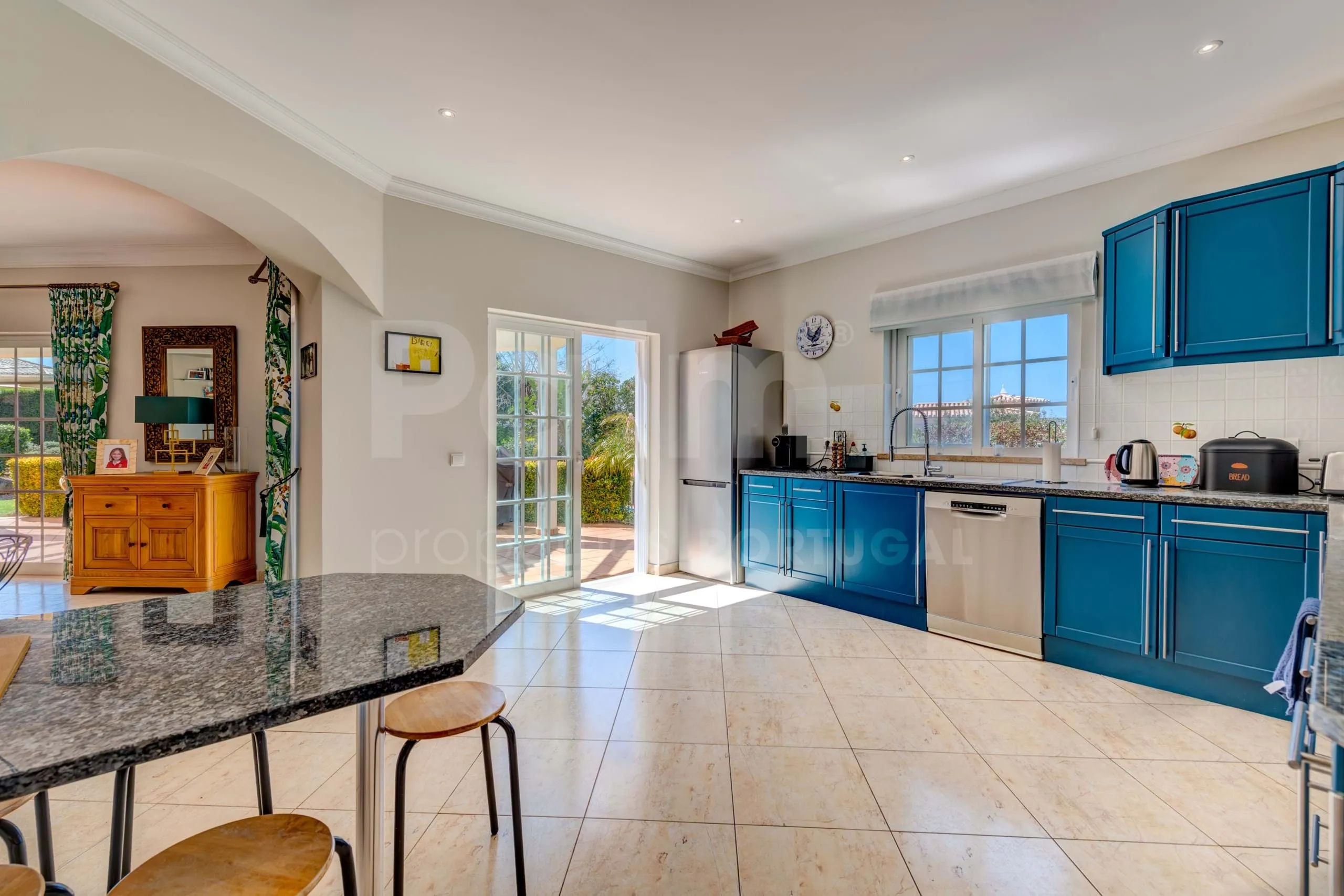 Elegante villa de 3 dormitorios con piscina y jardín cerca de la costa del Algarve - Ver imagen 12 de 70