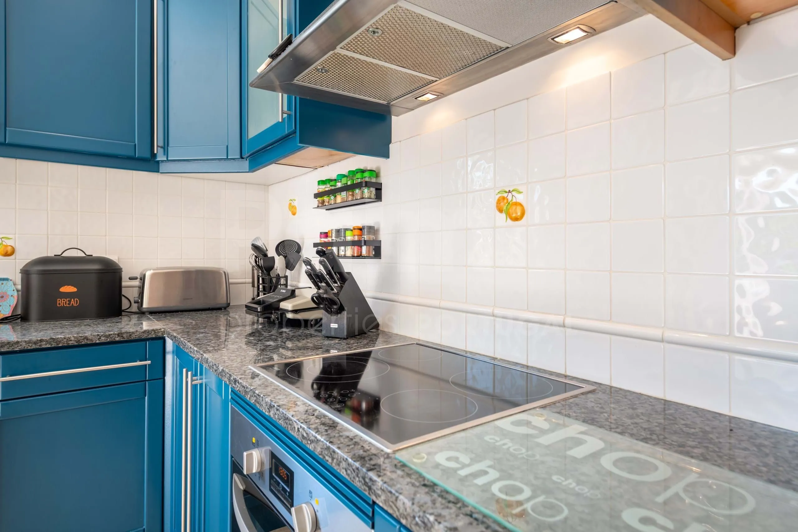 Elegante villa de 3 dormitorios con piscina y jardín cerca de la costa del Algarve - Ver imagen 13 de 70