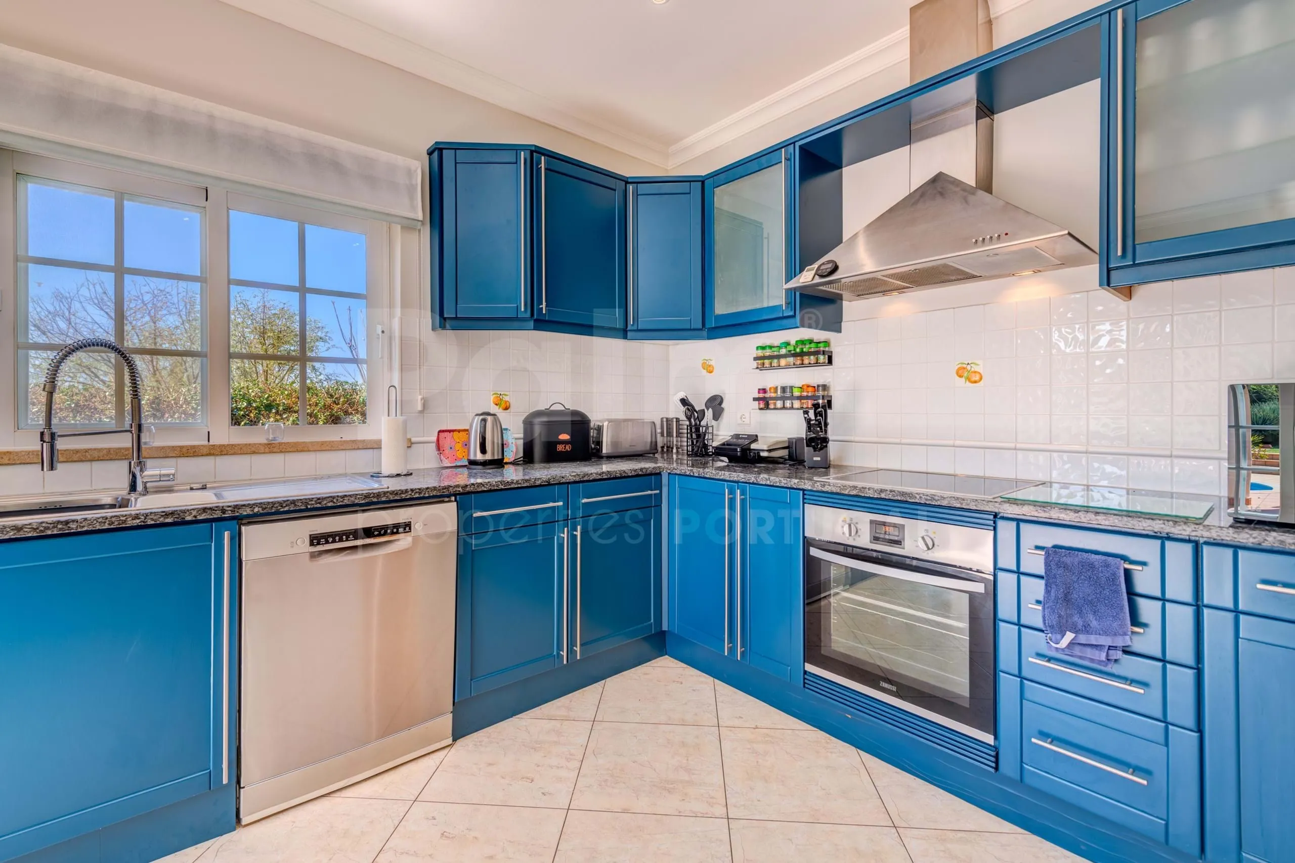 Elegante villa de 3 dormitorios con piscina y jardín cerca de la costa del Algarve - Ver imagen 14 de 70