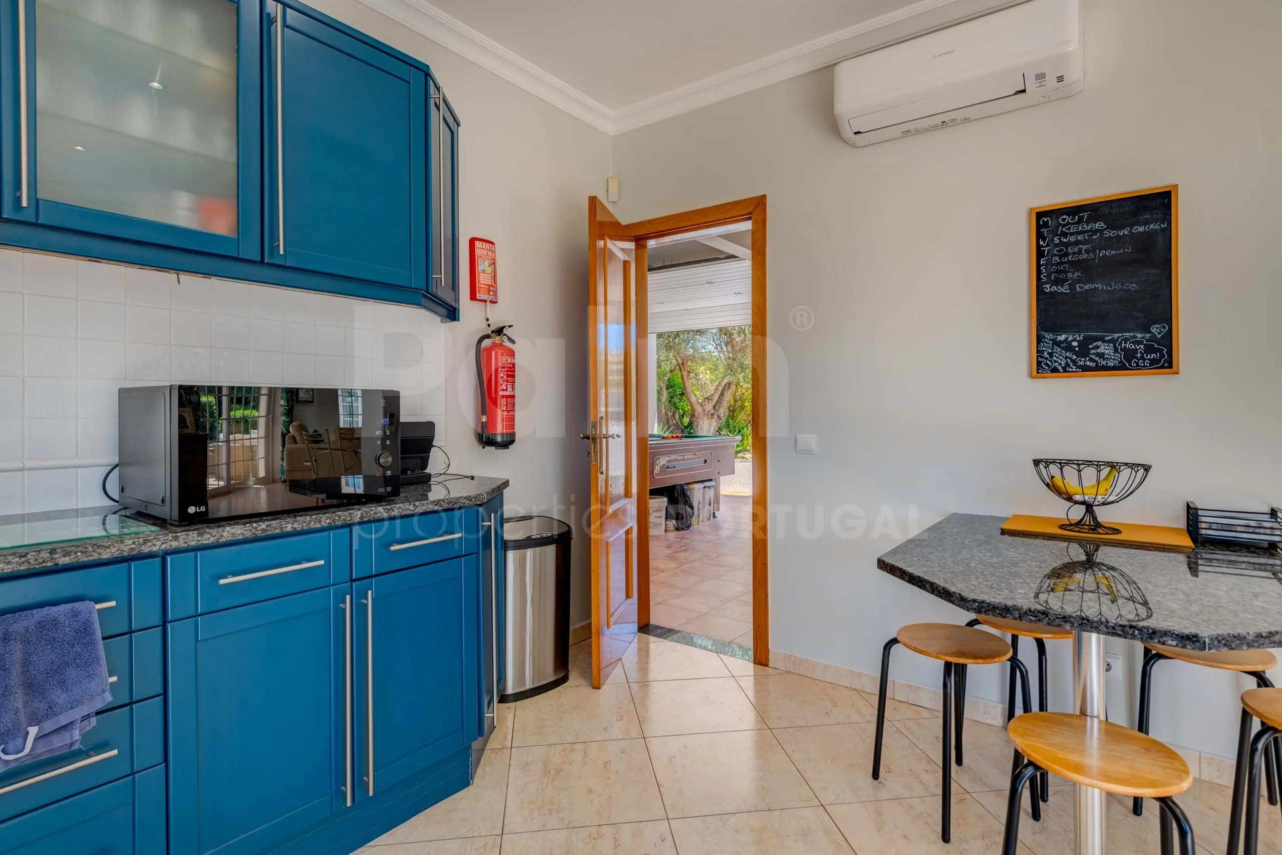 Elegante villa de 3 dormitorios con piscina y jardín cerca de la costa del Algarve - Ver imagen 15 de 70