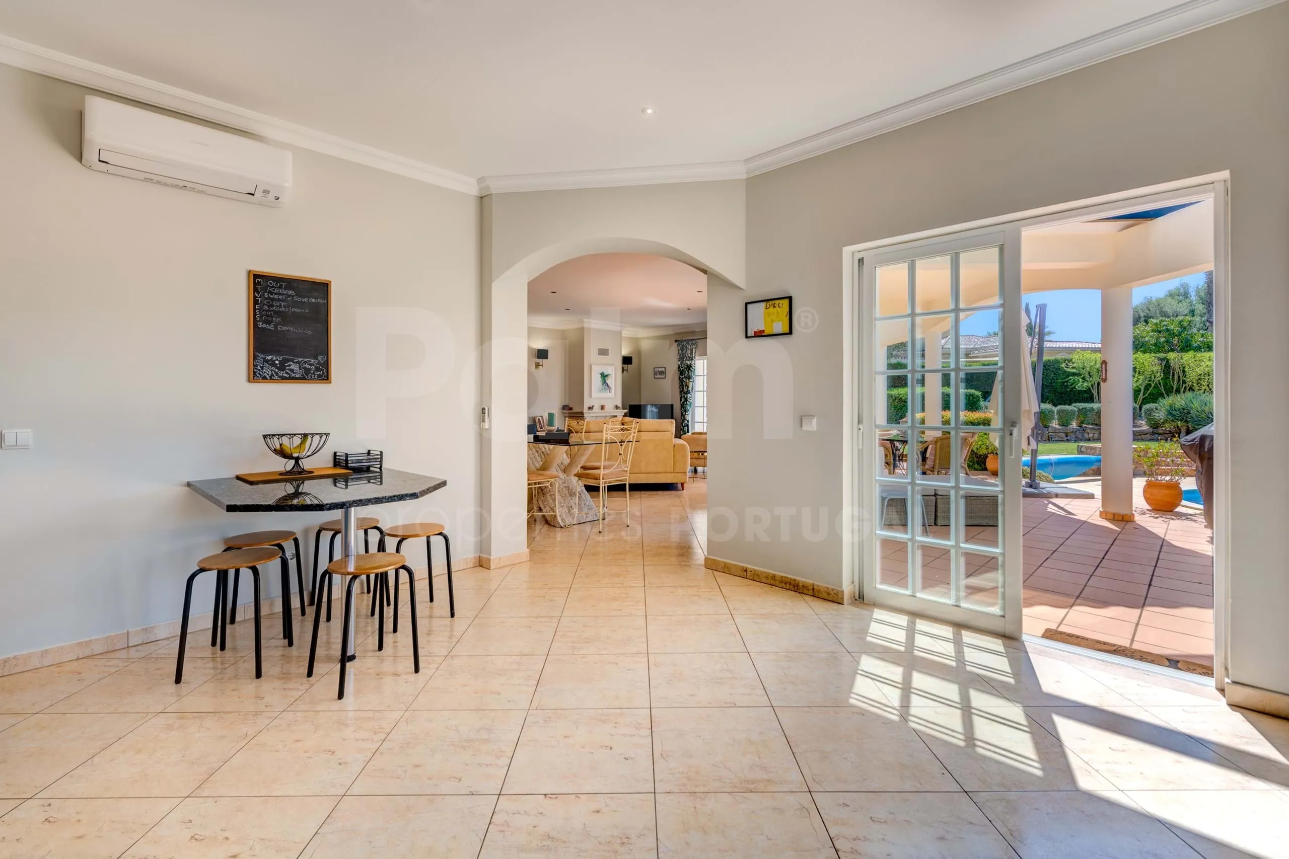 Elegante villa de 3 dormitorios con piscina y jardín cerca de la costa del Algarve - Ver imagen 16 de 70